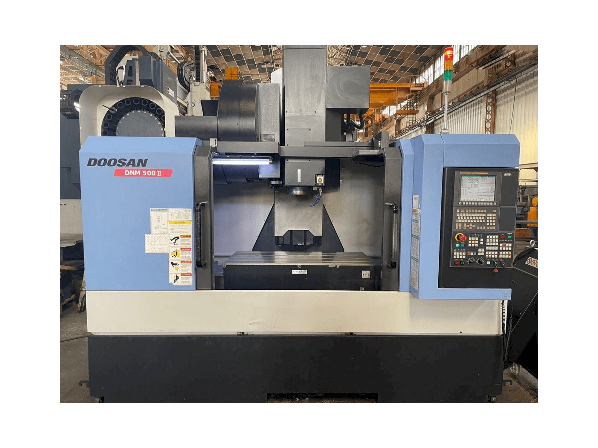 Frontansicht der Doosan MYNX DNM 500 II Maschine