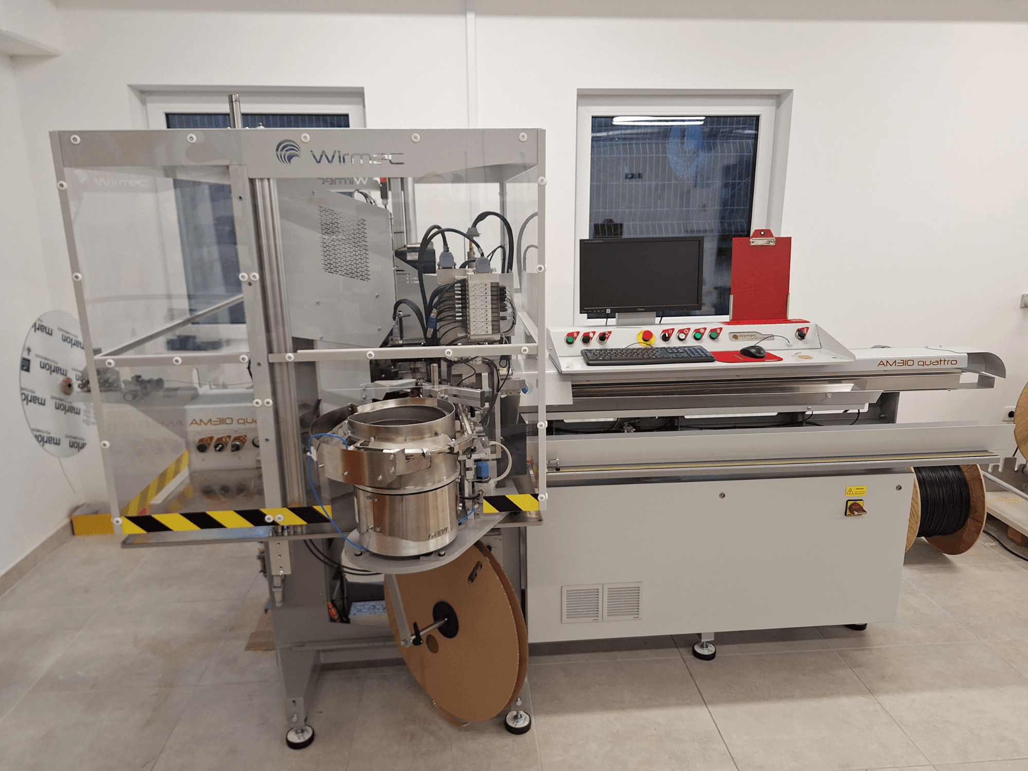 WIRMEC AM310-117 Werkzeugmaschine, Vorderansicht, mit Bedienfeld, Computer und Komponenten aus rostfreiem Stahl, aufgestellt in einem Arbeitsbereich.