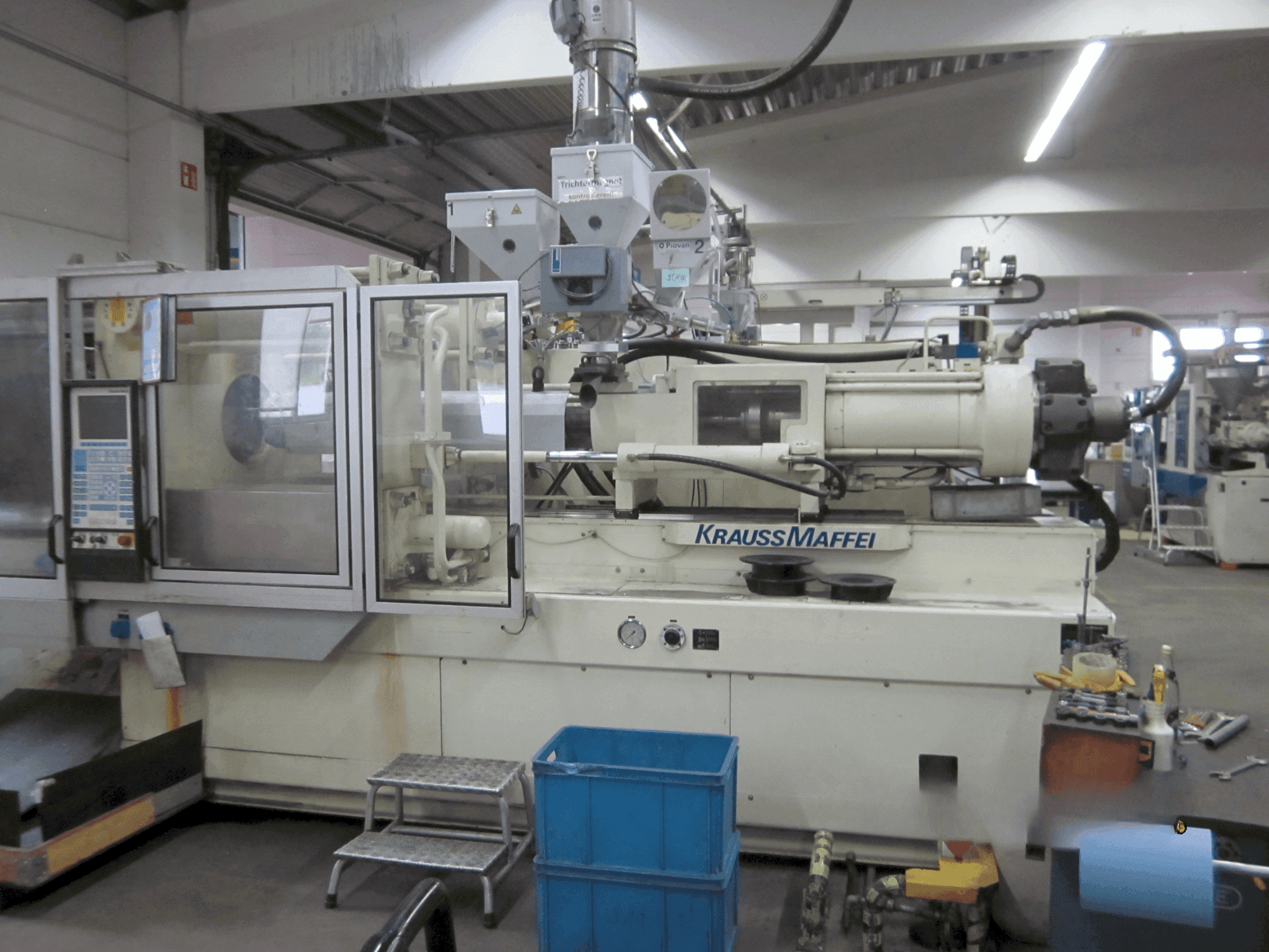 Frontansicht der Krauss Maffei 350-1900 C1 Maschine