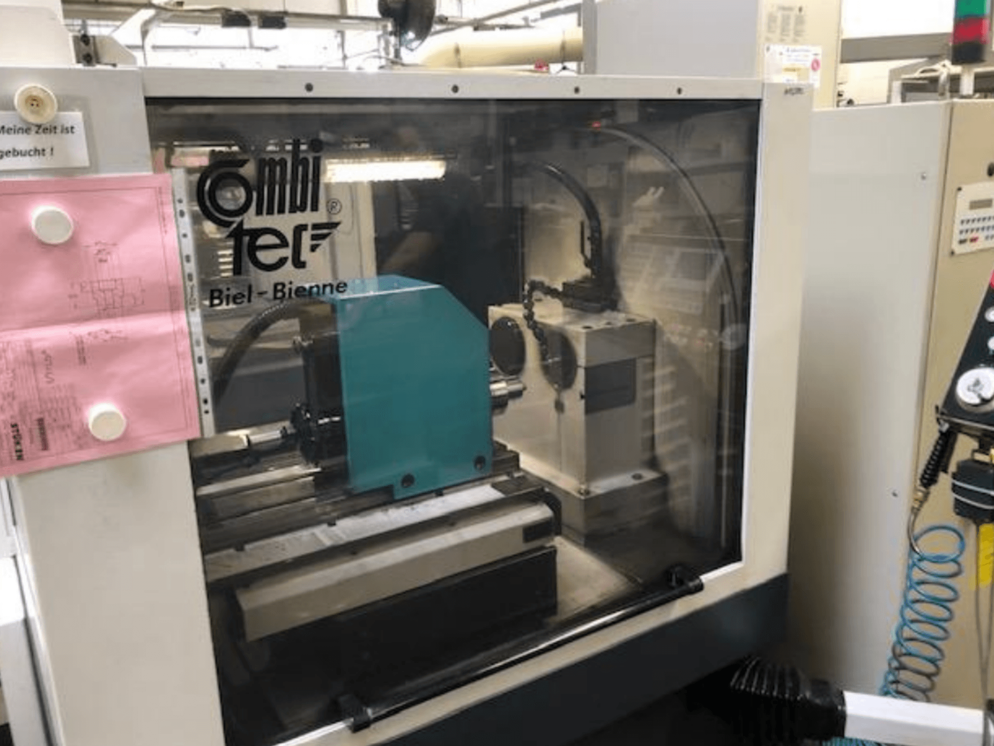 Rundschleifmaschine Combitec CT-450 von vorne gesehen, mit Bedienfeld und Betriebseinrichtung.