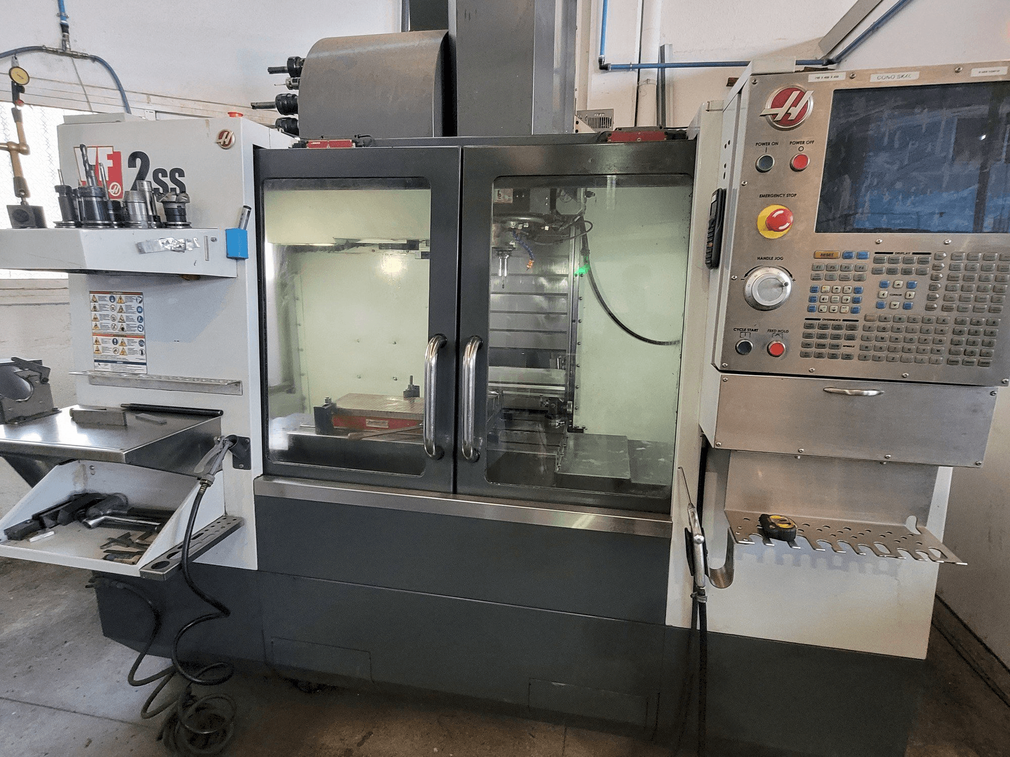 Frontansicht der HAAS VF2SS Maschine