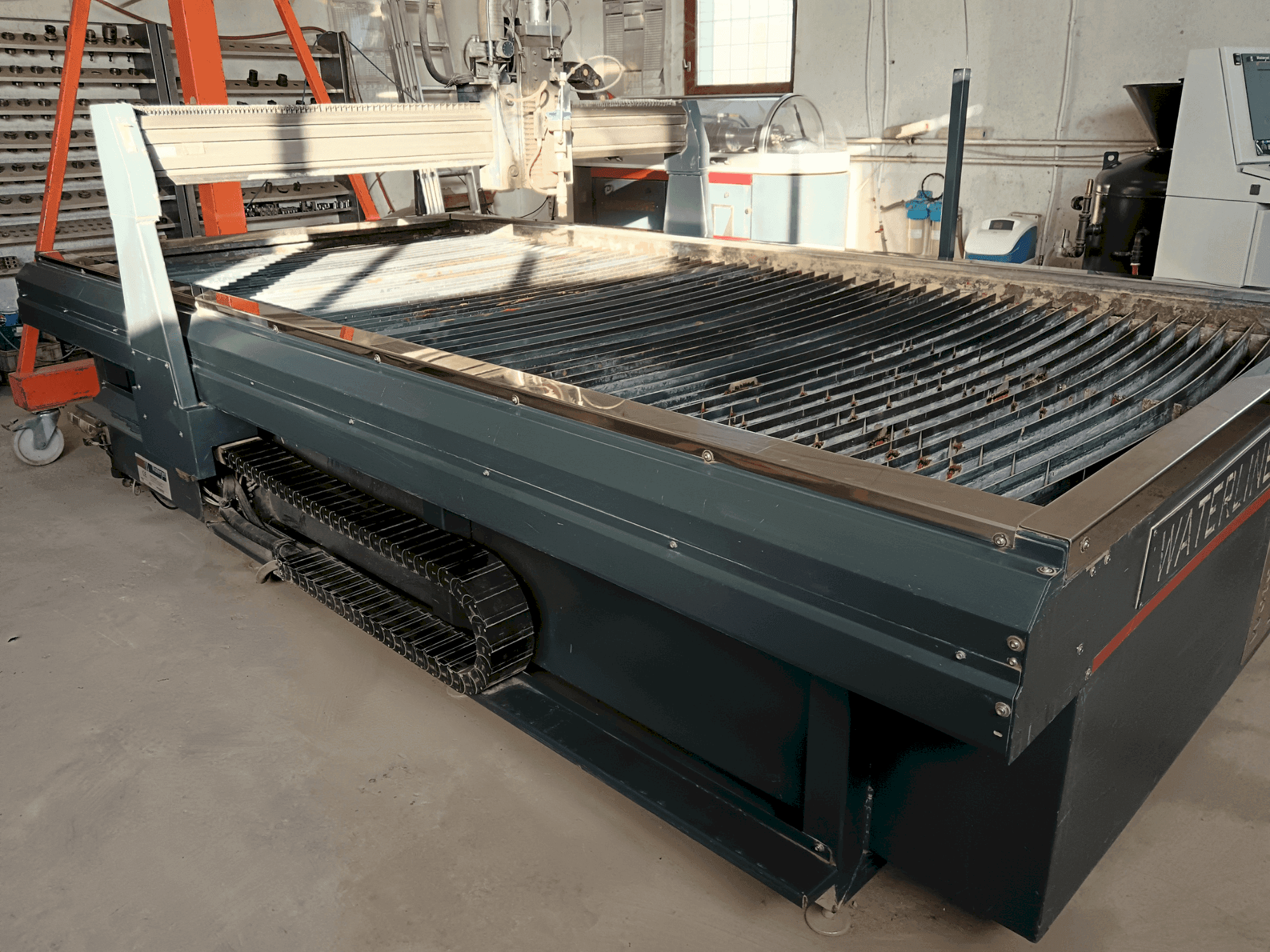 Frontansicht der Waterjet Italy WL510 Maschine
