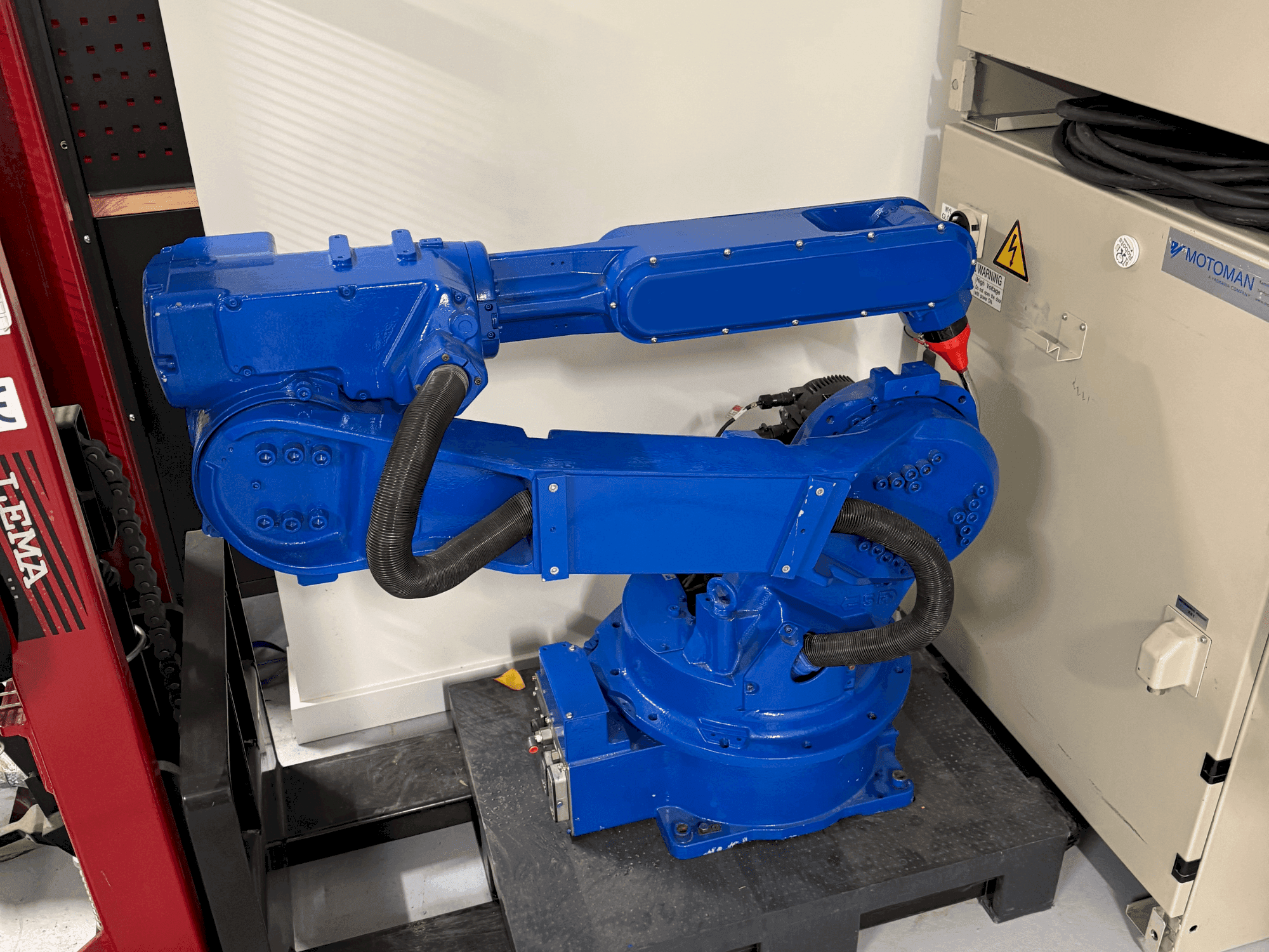 Frontansicht der Yaskawa Motoman YR HP 20D Maschine