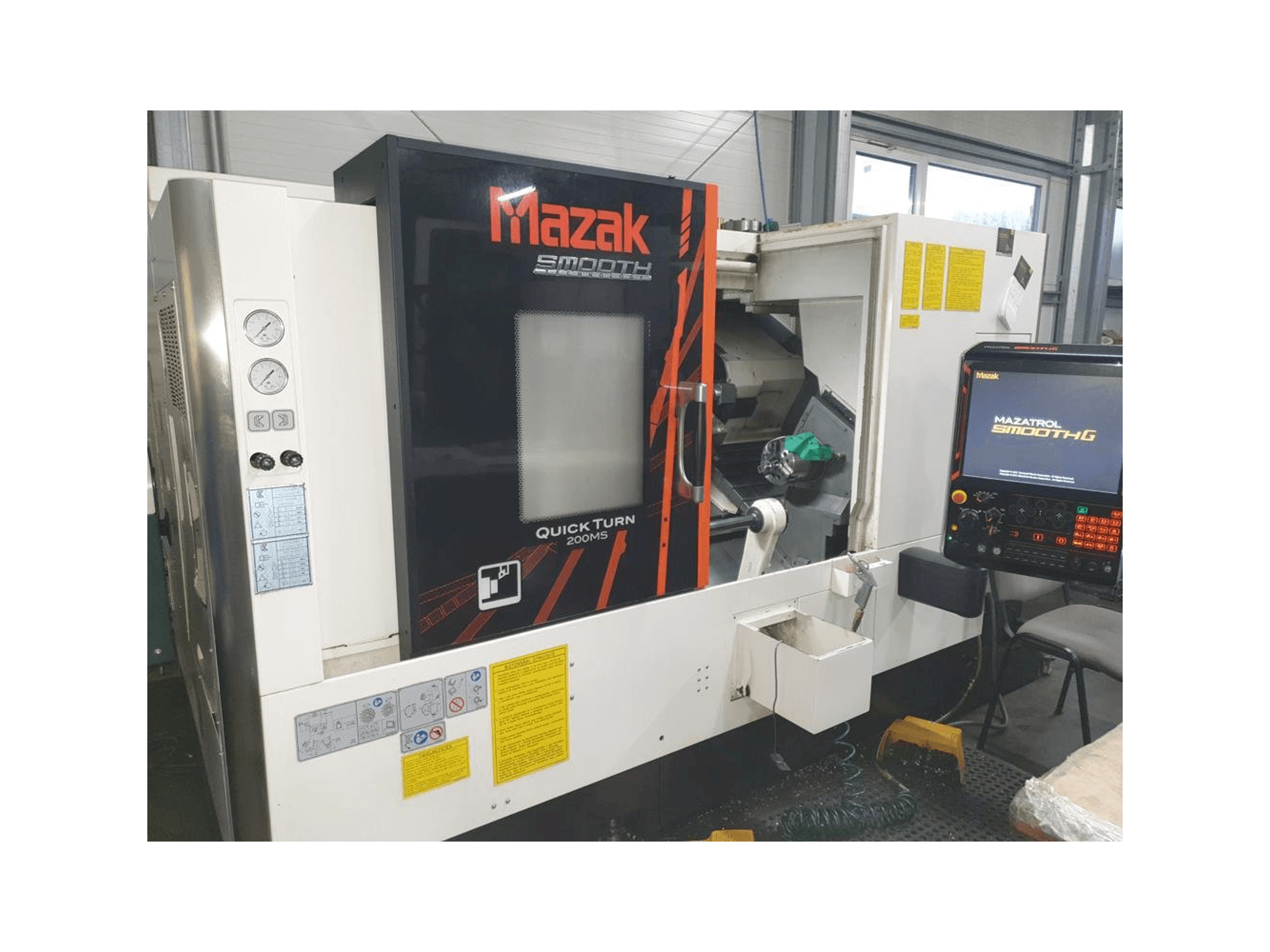 Frontansicht der Mazak Quick Turn 200MS Maschine