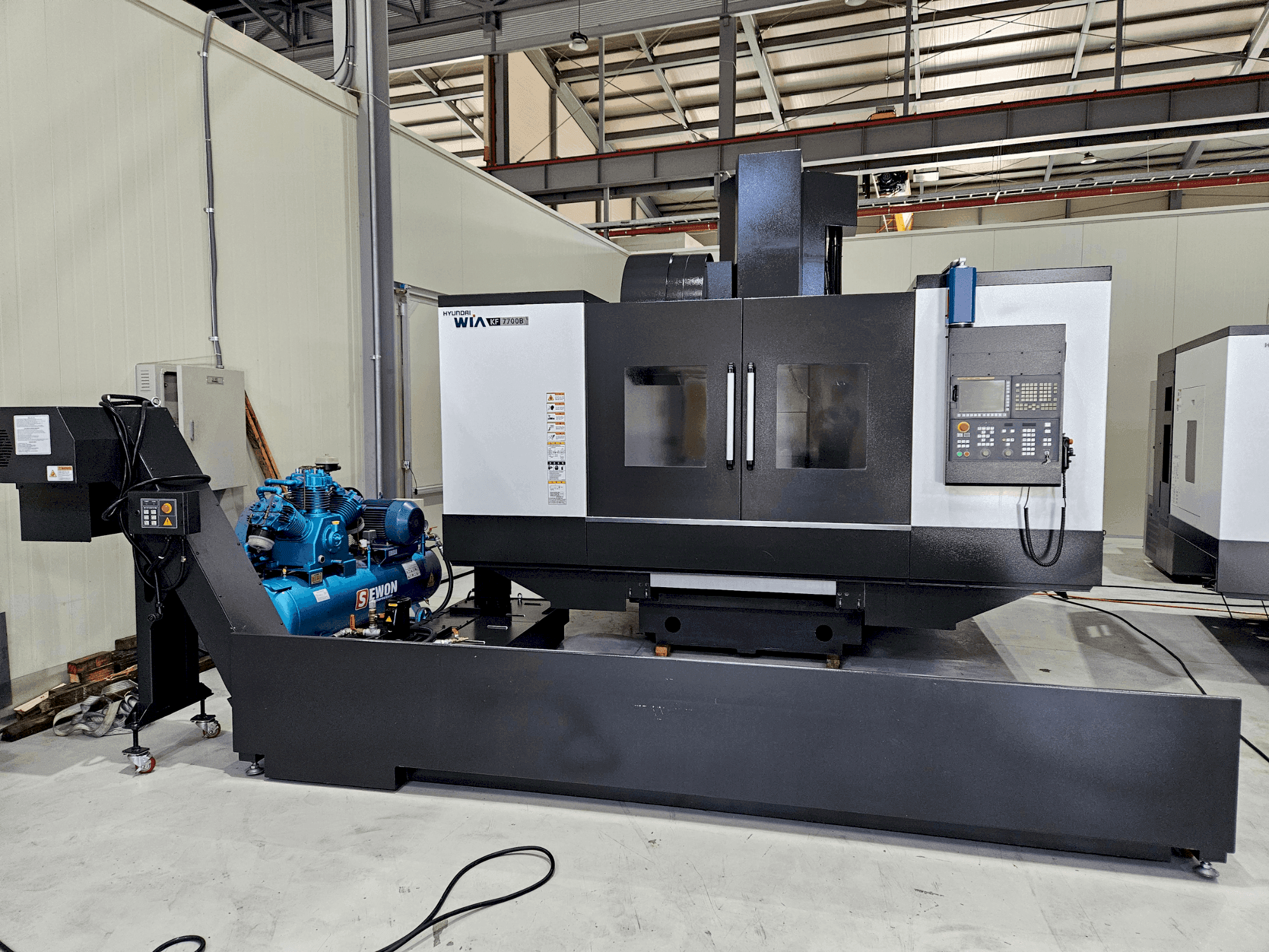 Frontansicht der Hyundai Wia WIA KF 7700 B Maschine