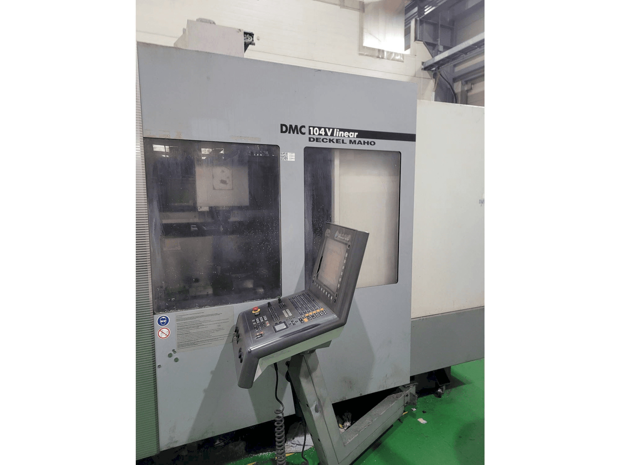 Frontansicht der DECKEL MAHO DMC 104 V Maschine