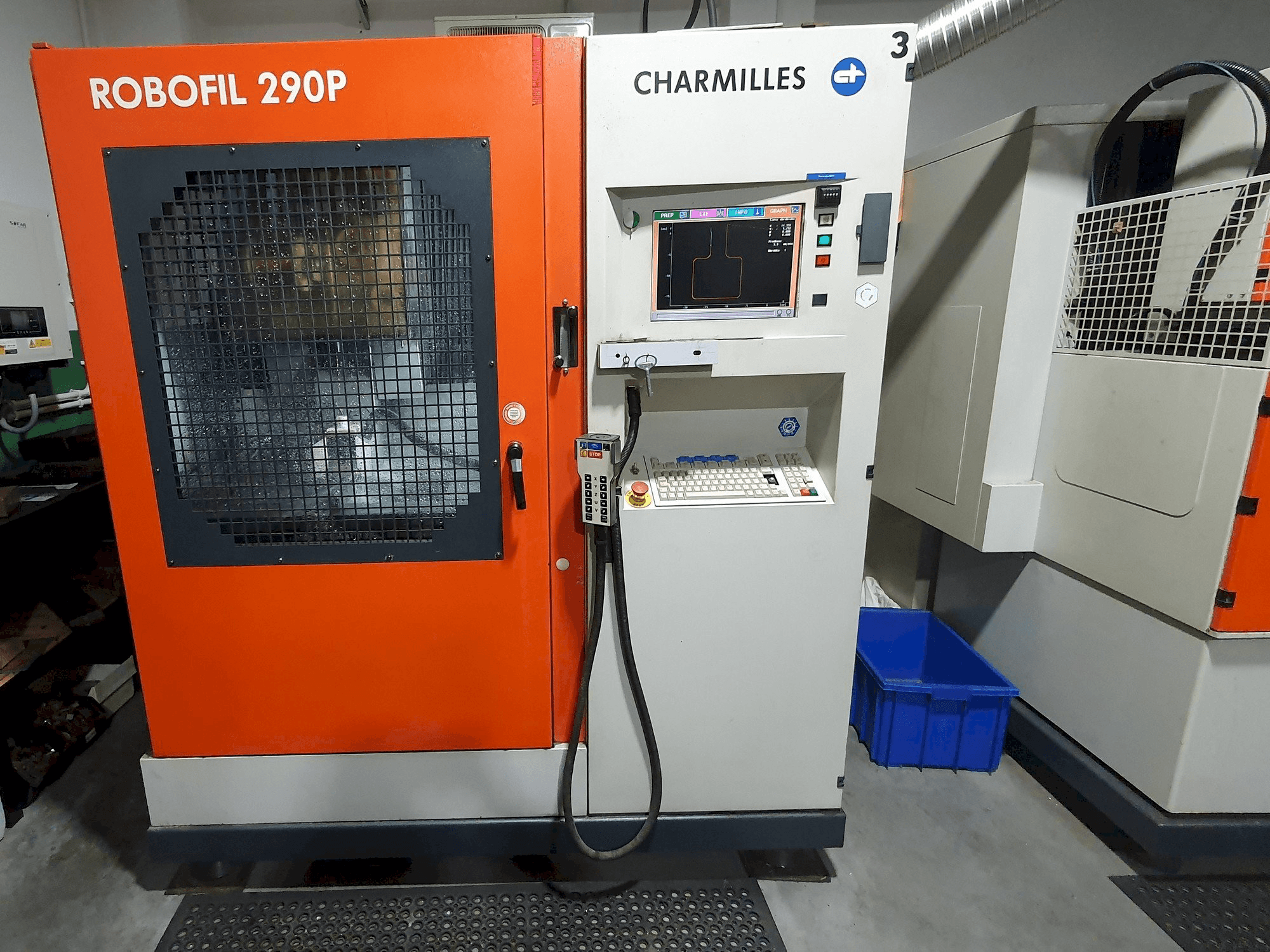 Frontansicht der CHARMILLES Robofil 290P Maschine