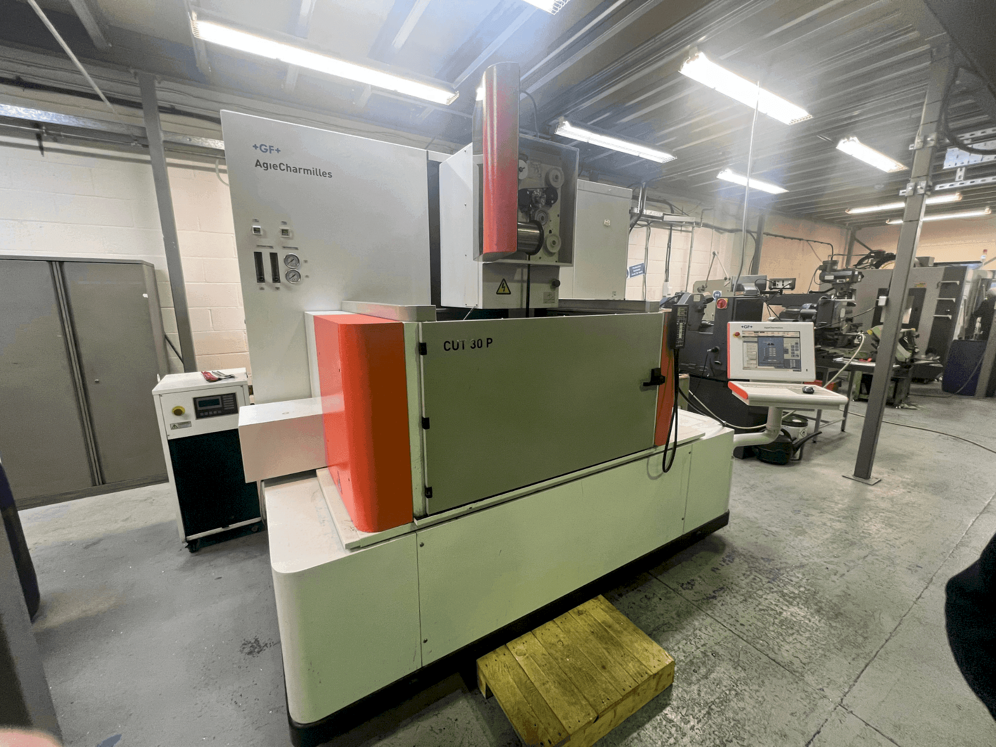 Frontansicht der AgieCharmilles CUT 30P Maschine