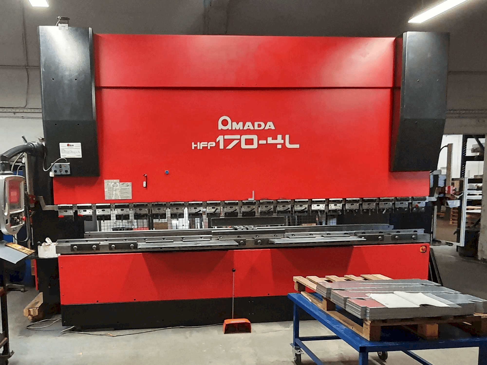 Frontansicht der AMADA HFP 170-4 L Maschine