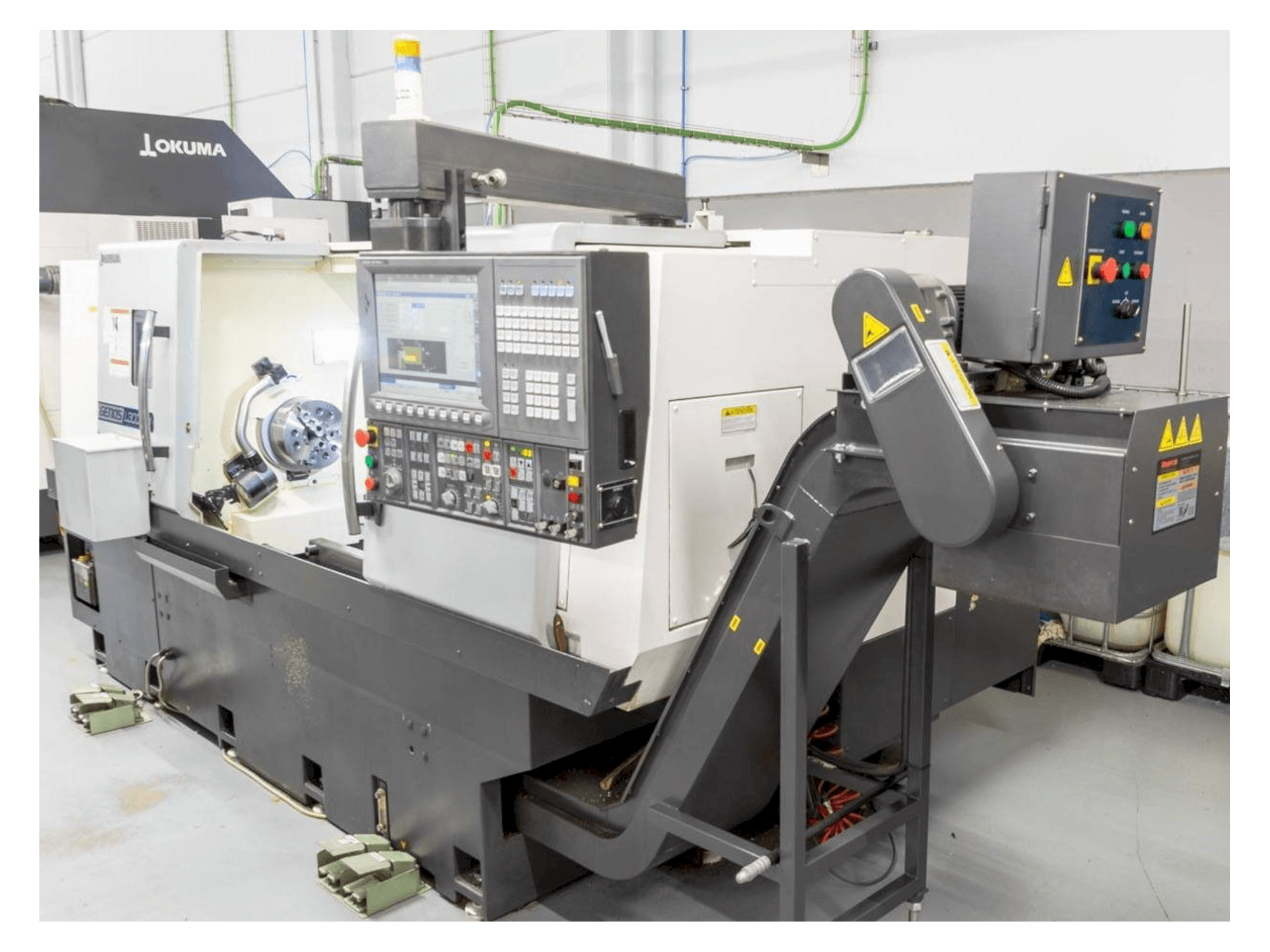 Frontansicht der Okuma Genos L300E-M Maschine