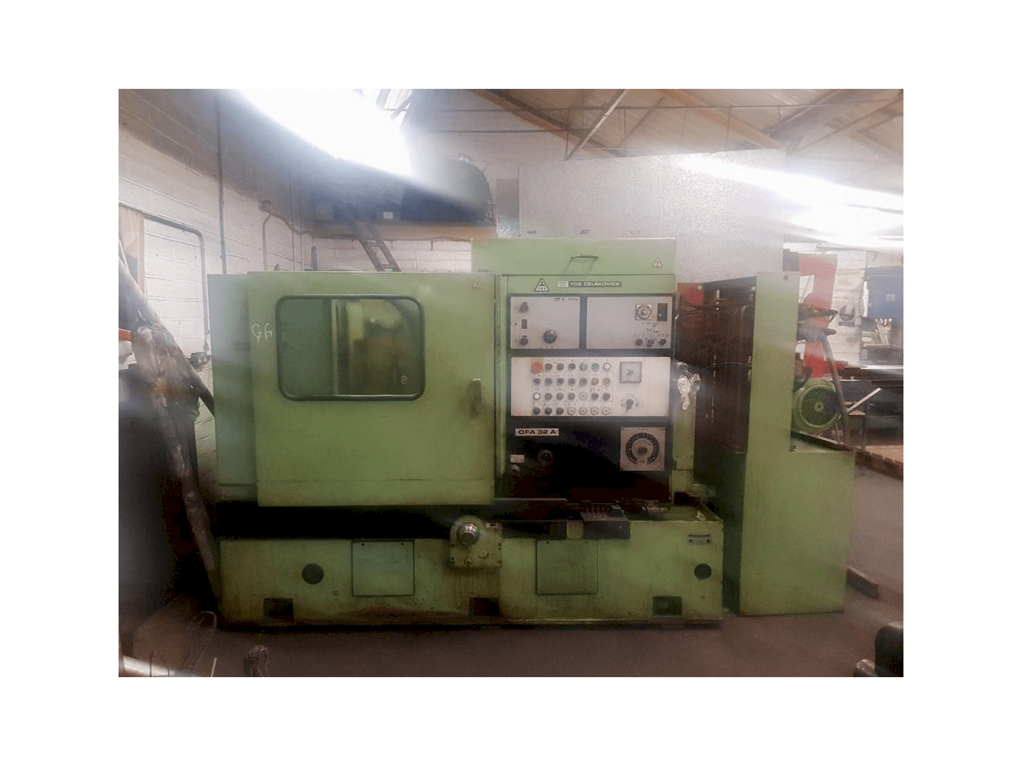 Frontansicht der TOS OFA 32 A Maschine