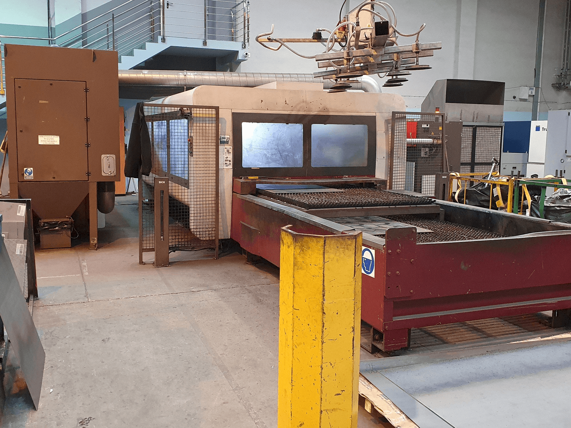 Linke Seitenansicht der Bystronic BySprint Pro 3015 Maschine