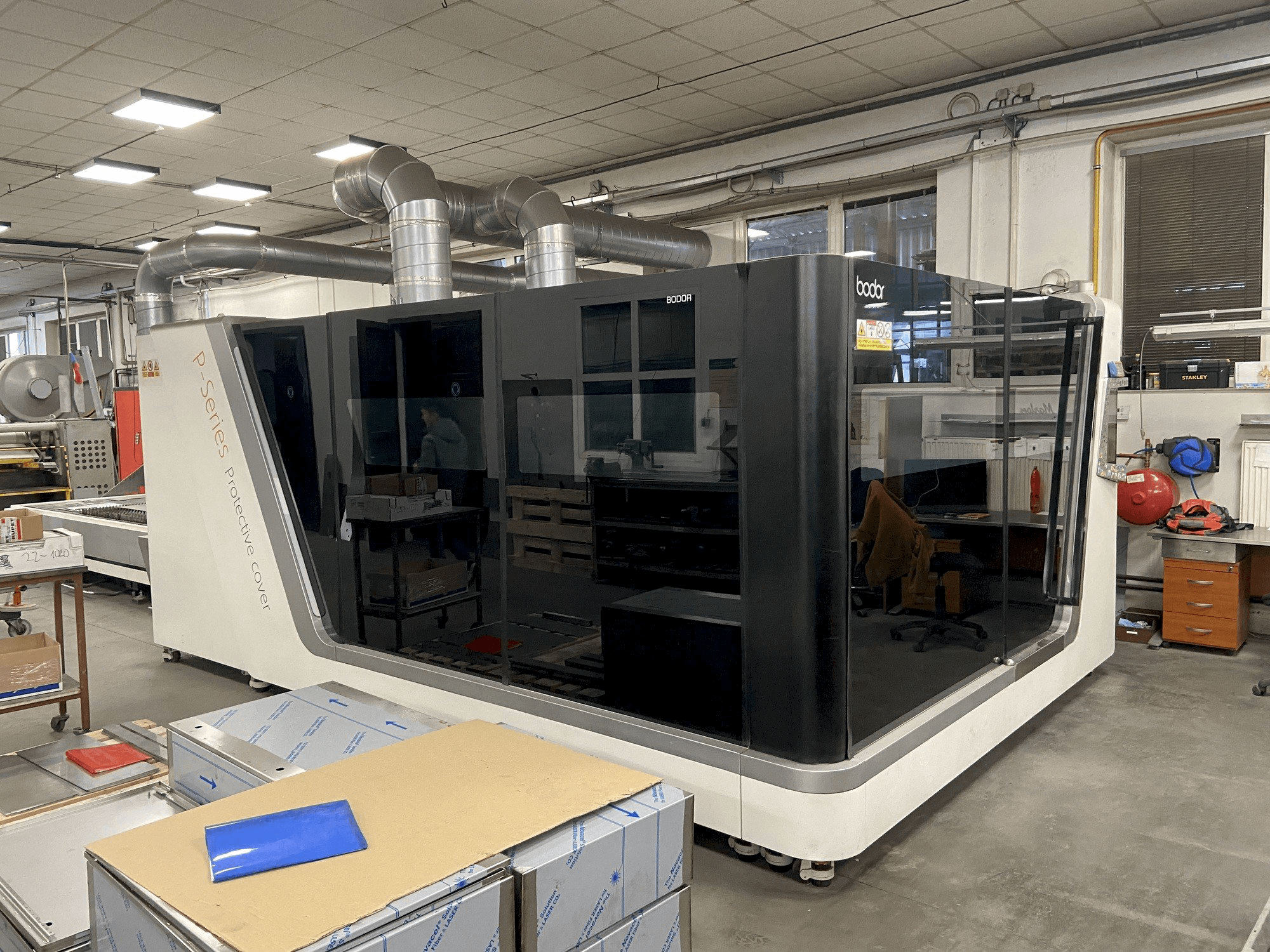 Frontansicht der Bodor P3 Maschine