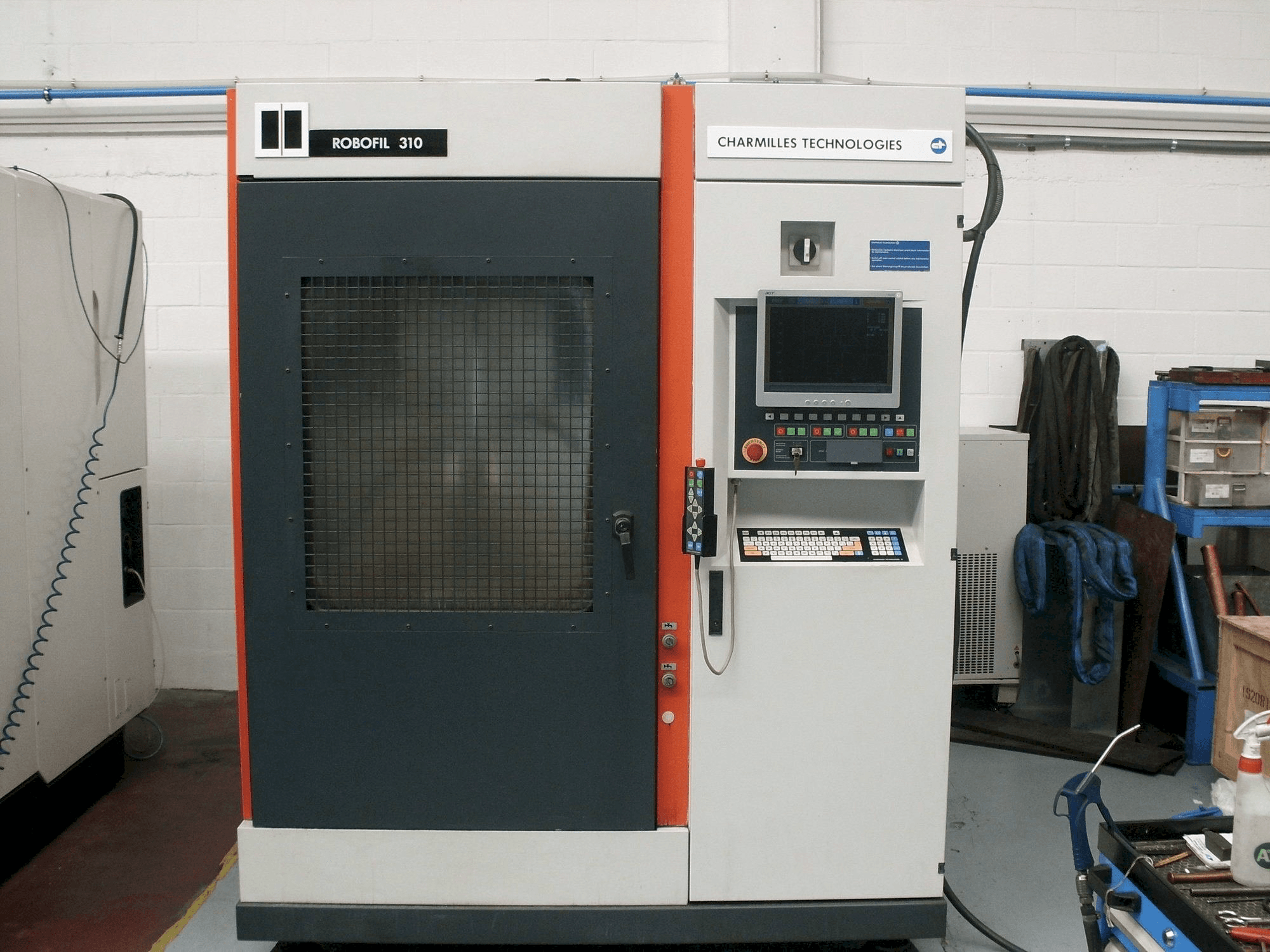 Frontansicht der CHARMILLES Robofil 310 Maschine