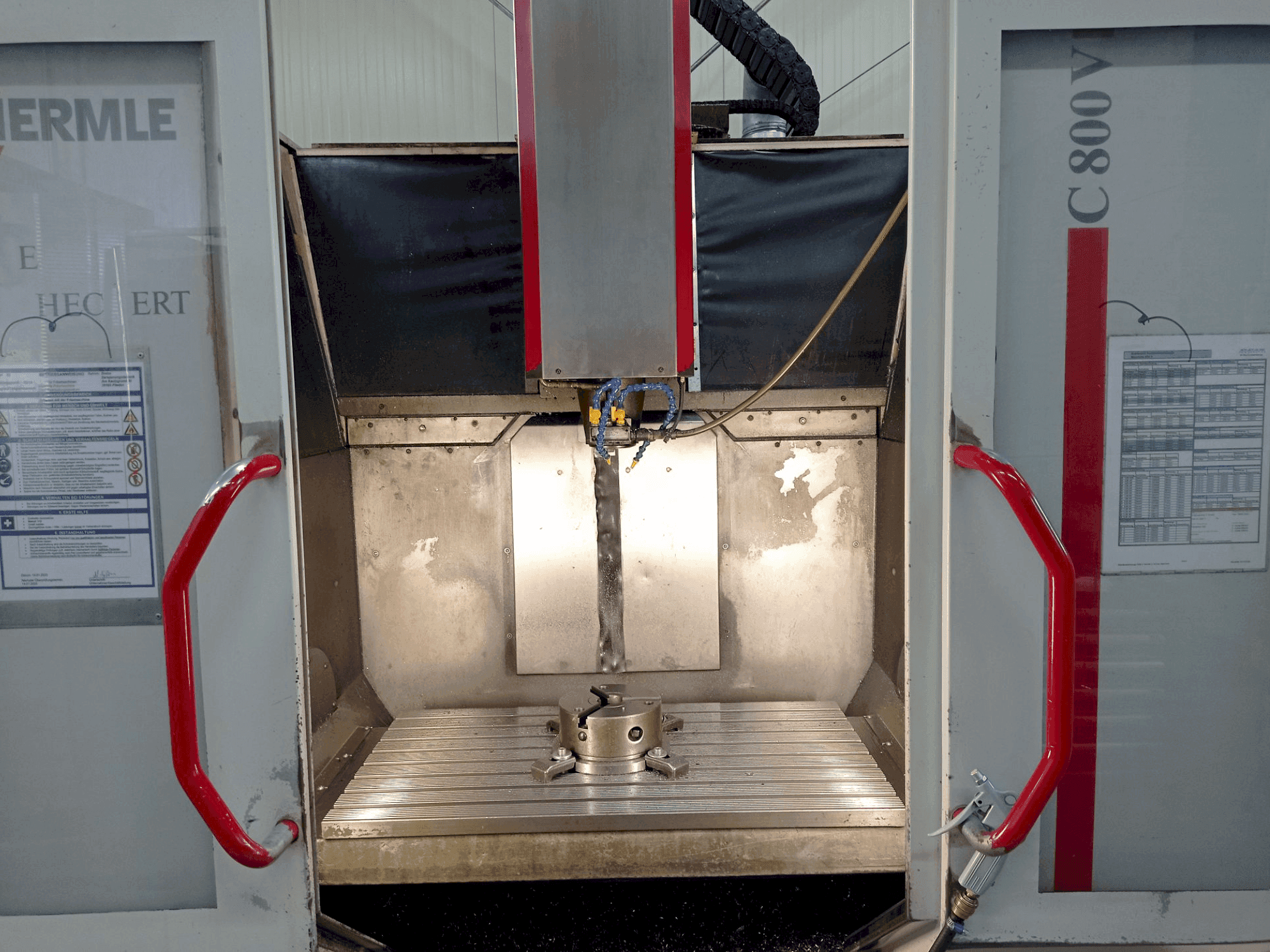 Frontansicht der HERMLE C800V Maschine