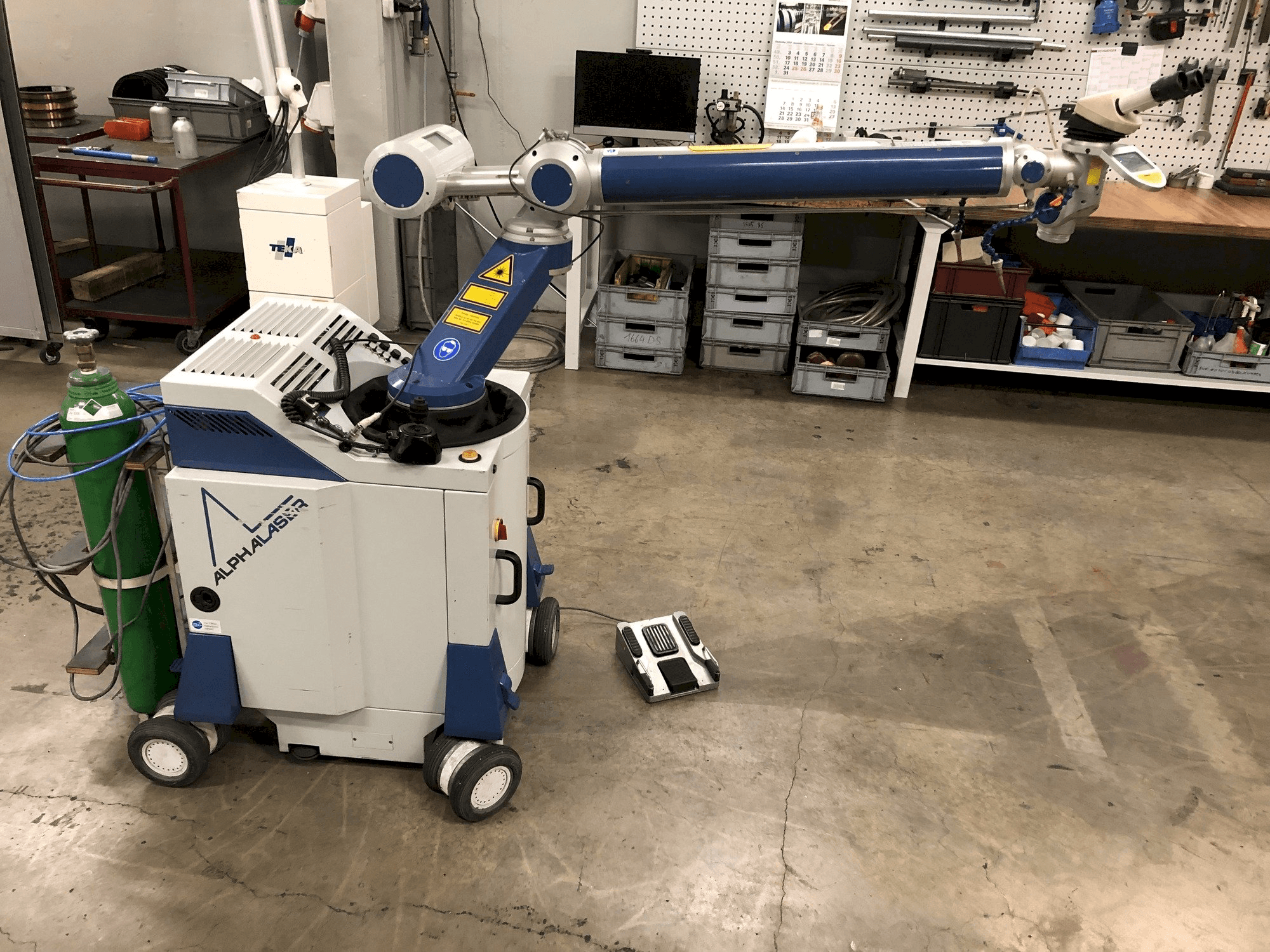 Linke Ansicht der ALPHA LASER ALM 200 Maschine