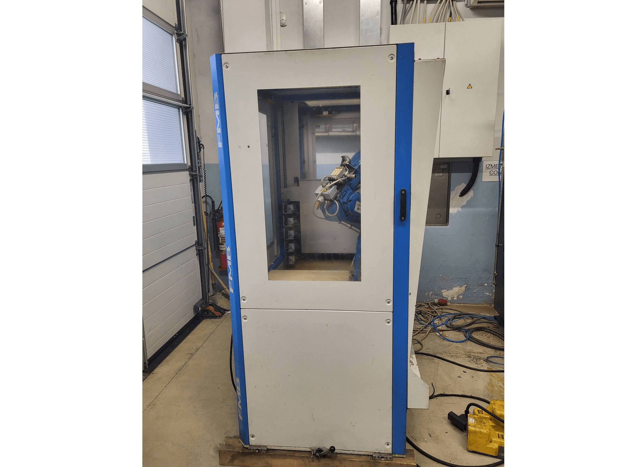 Frontansicht der Yaskawa YR-MH005LS-A12 Maschine