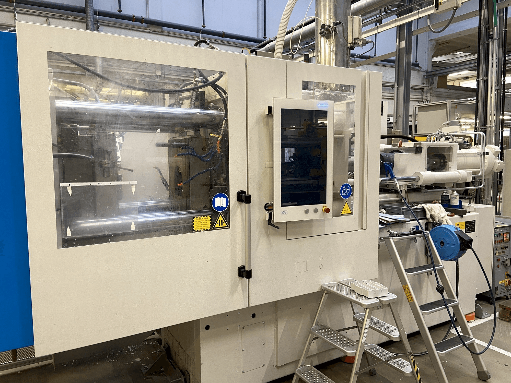 Frontansicht der Krauss Maffei 130-1000 CX DUR Maschine