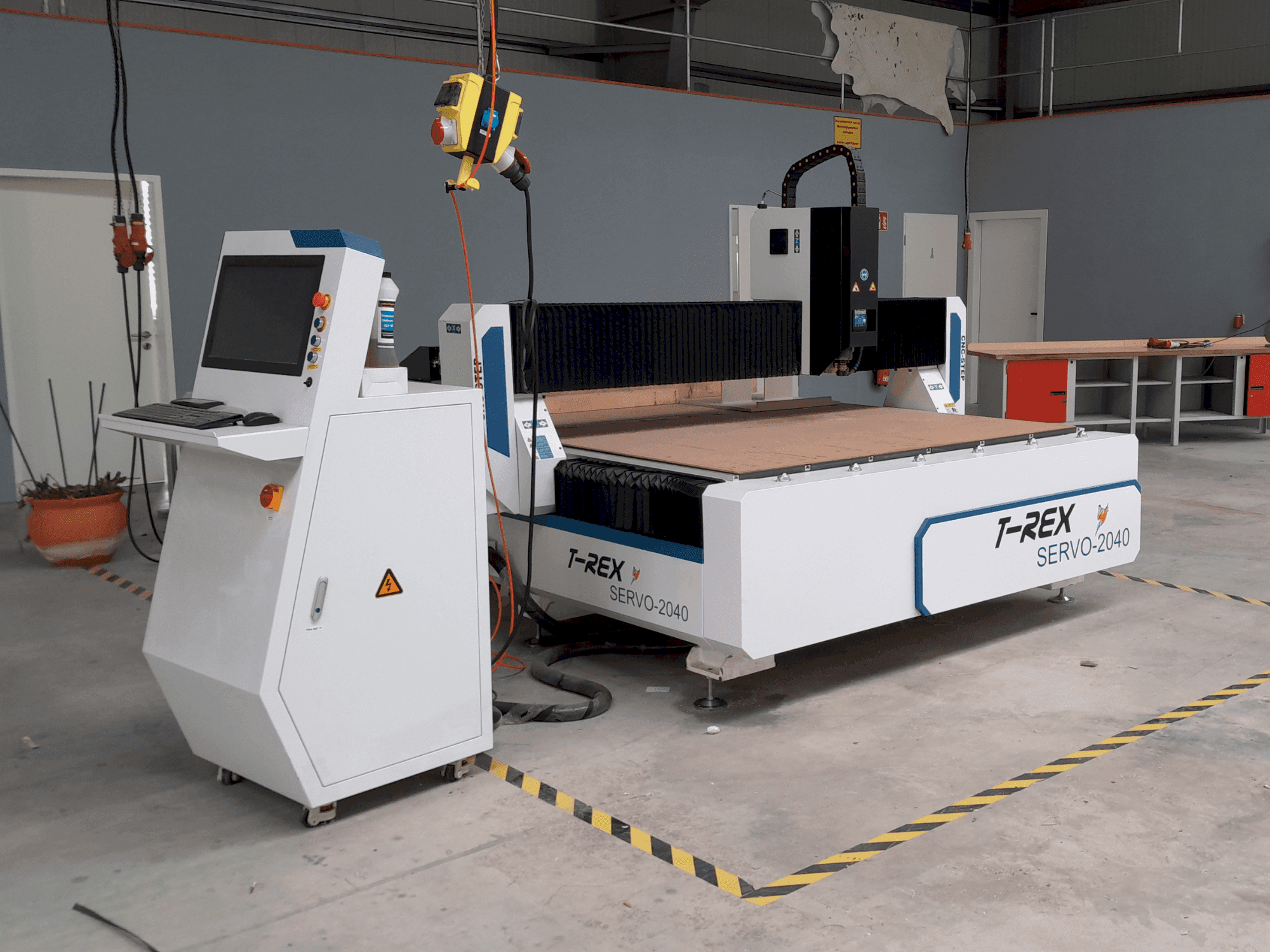 Frontansicht der T-Rex Servo 2040 Maschine