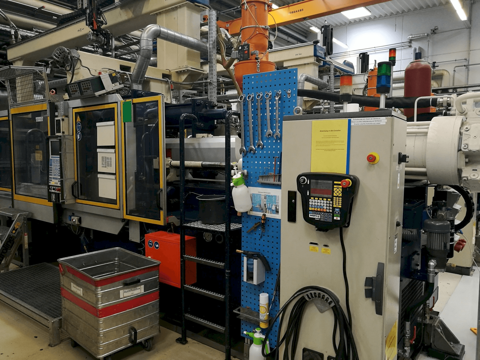 Frontansicht der Krauss Maffei 350-2700 C2 Maschine