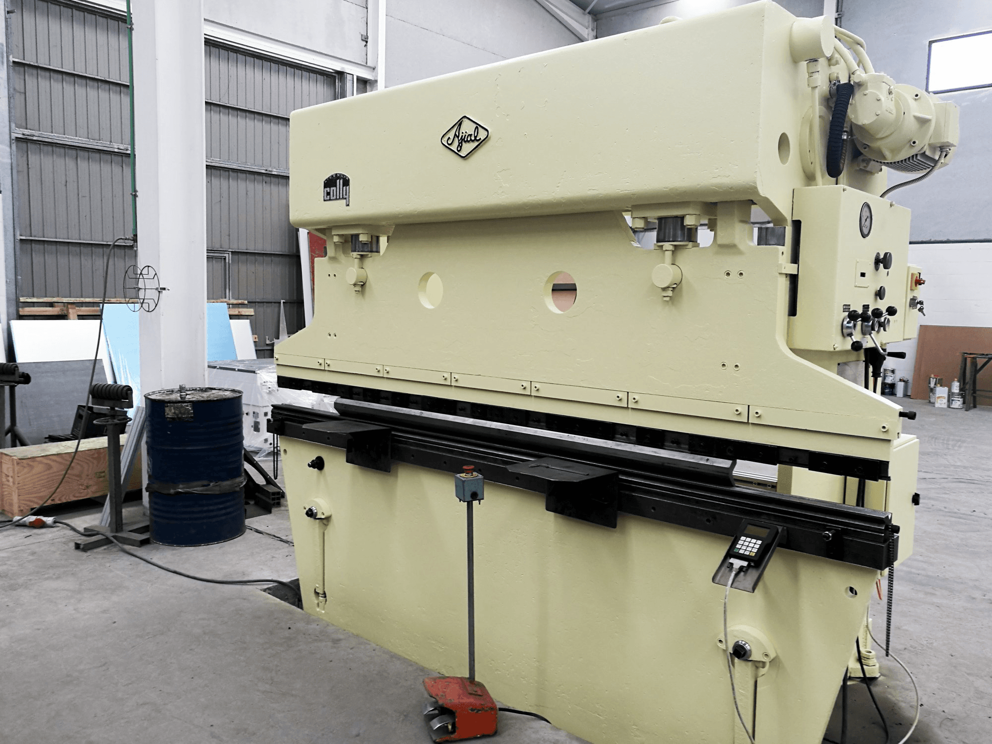 Rechte Ansicht der Ajial Colly 89 Maschine