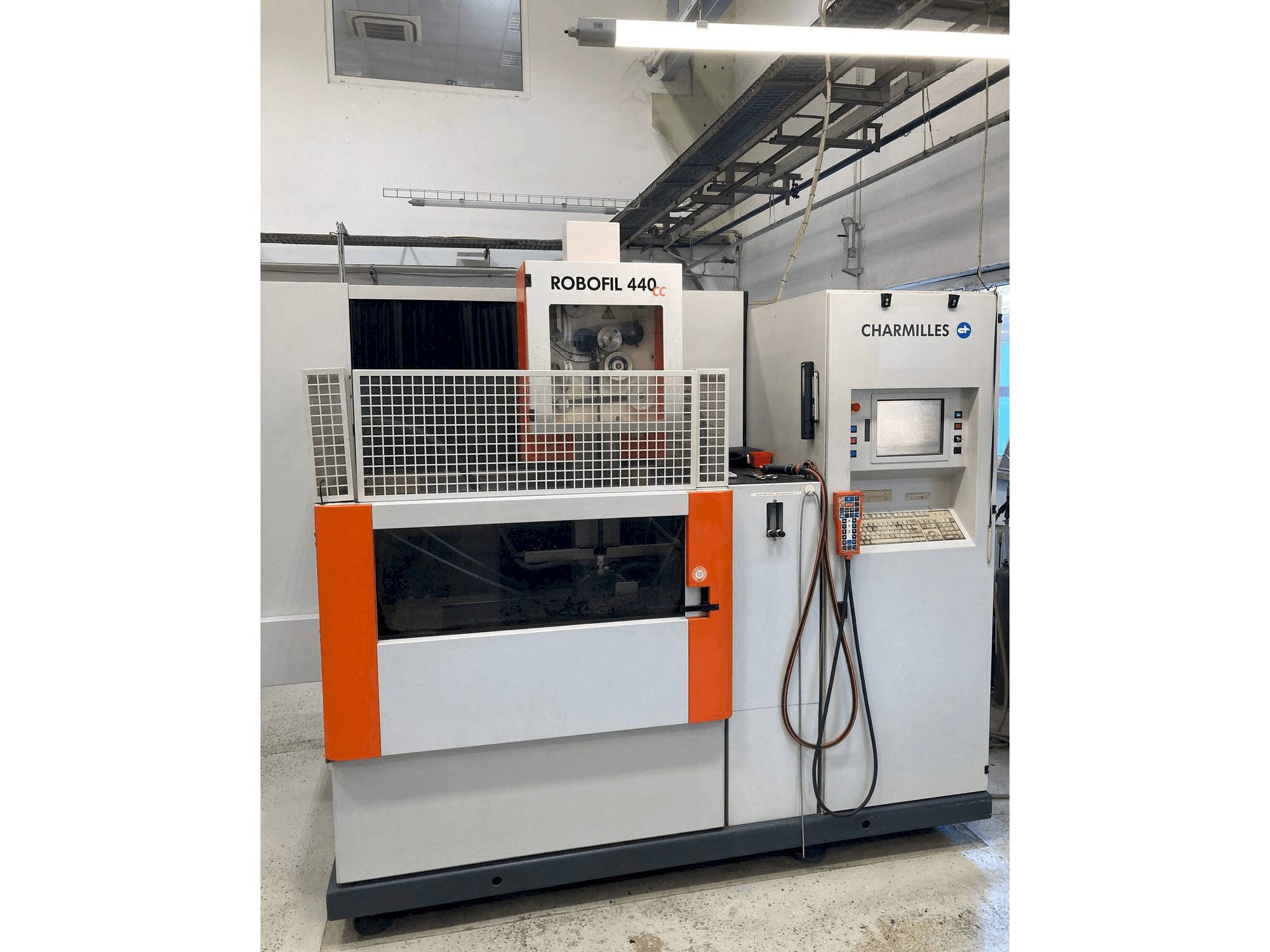 Frontansicht der CHARMILLES Robofil 440 CC Maschine