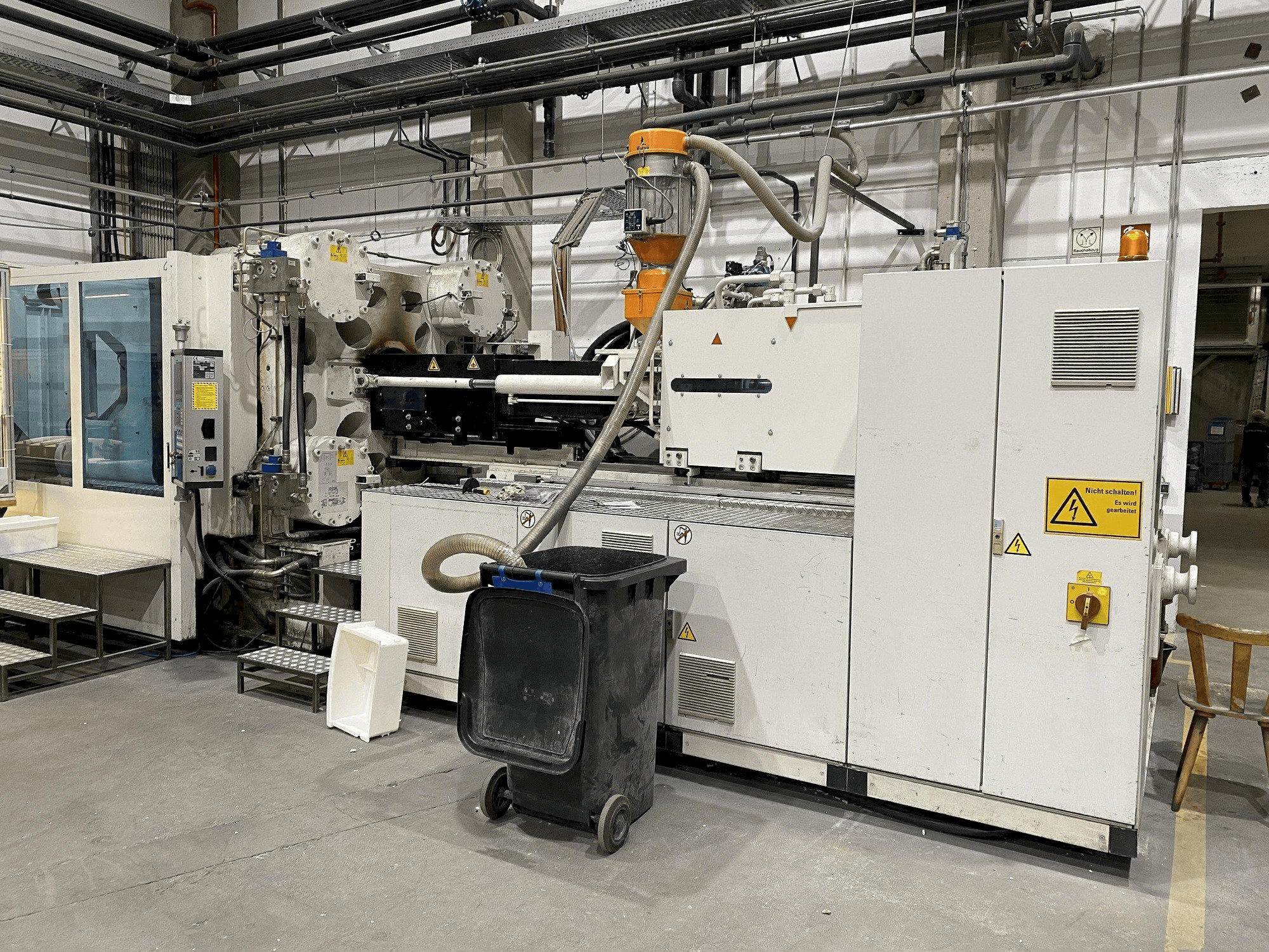 Frontansicht der Battenfeld HM 800 2P/5400 Maschine