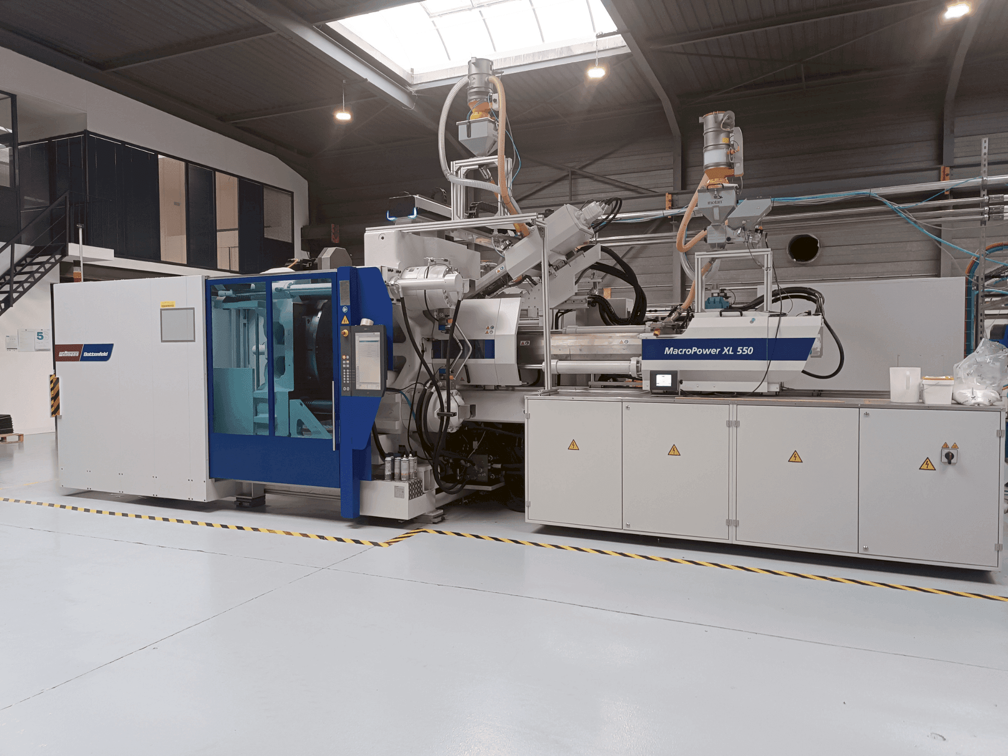 Frontansicht der Battenfeld MacroPower 550XL 2250H-350S 3K Maschine