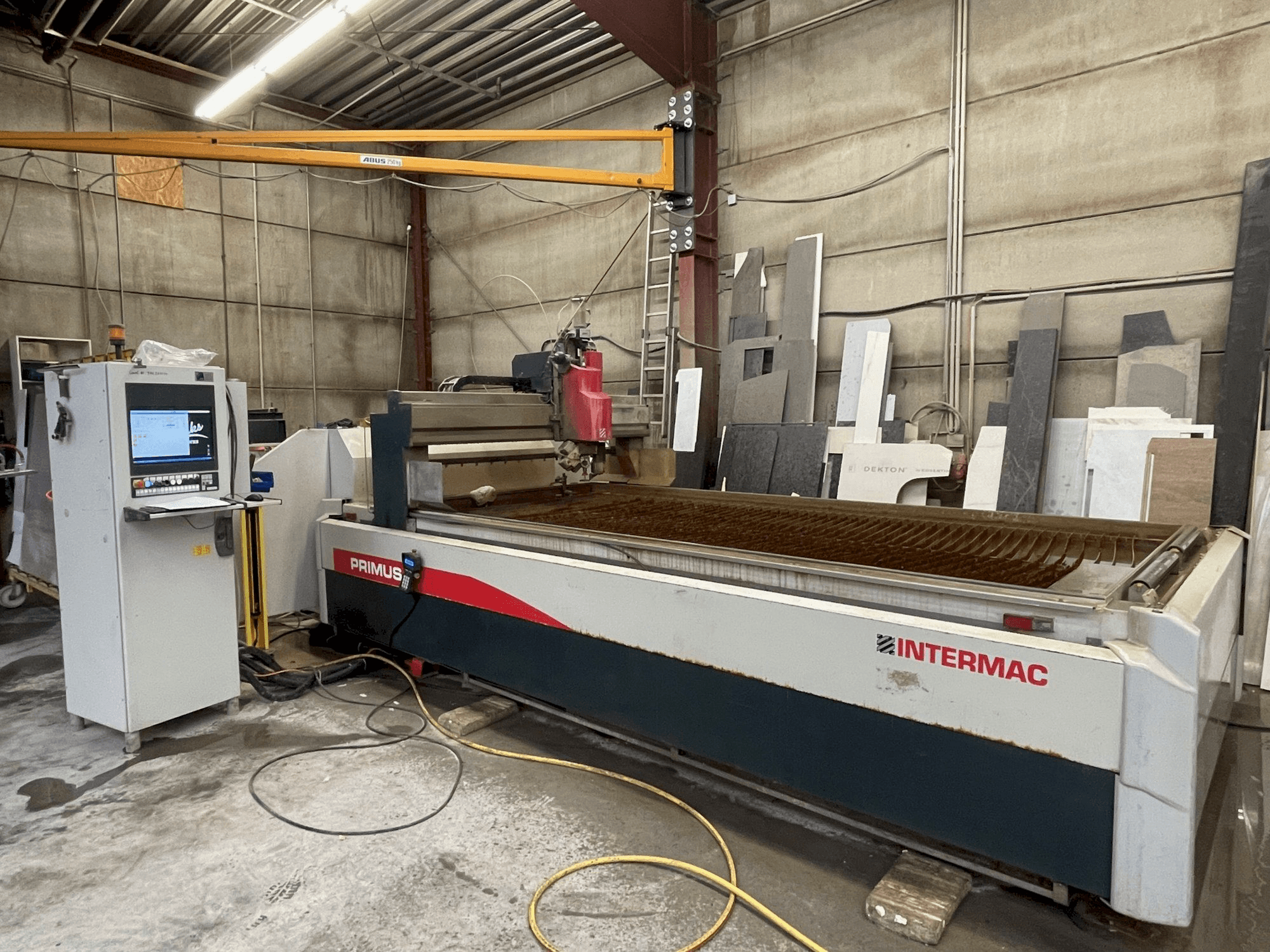 Frontansicht der Intermac Primus 184 Maschine