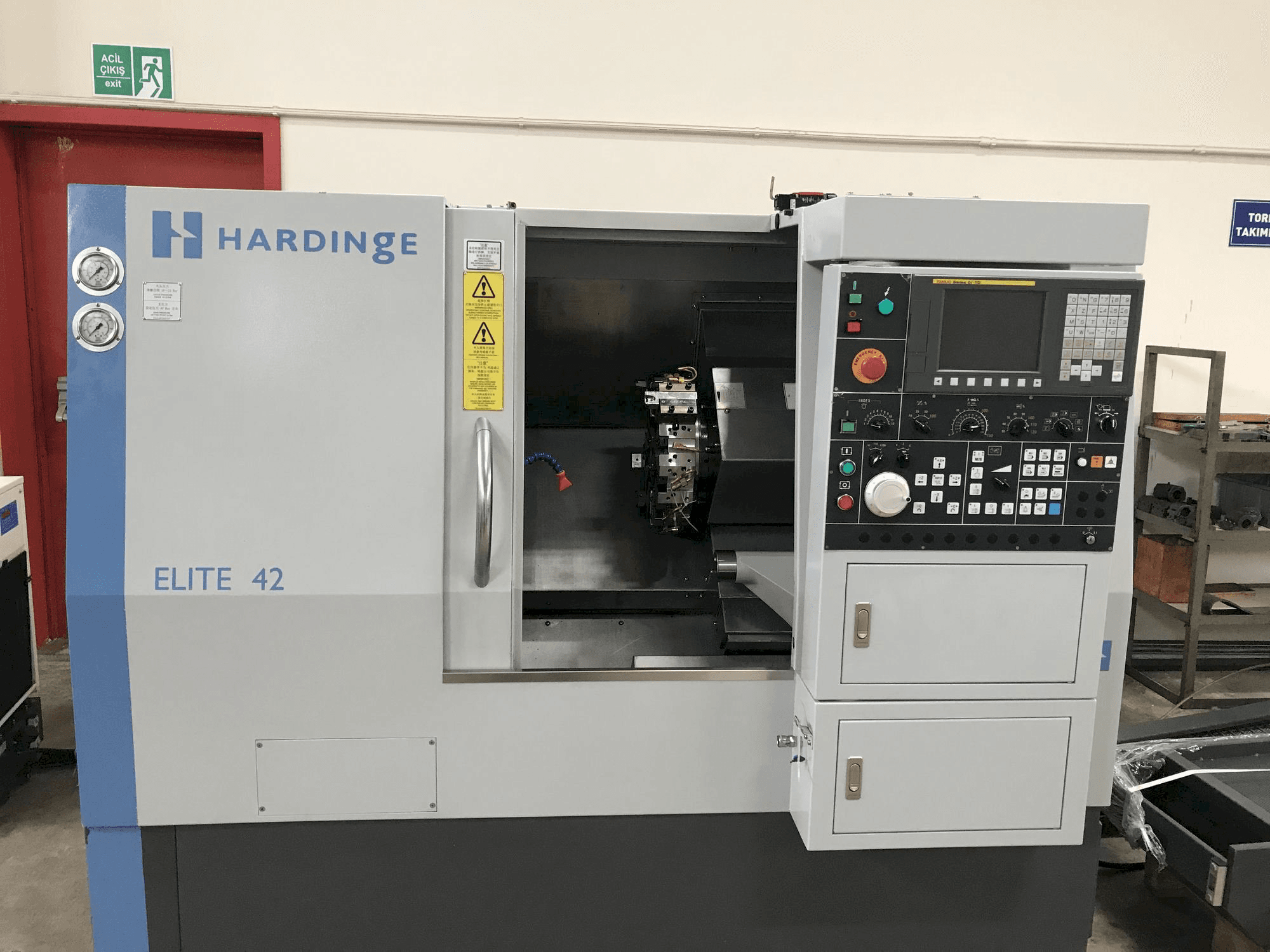 Frontansicht der HARDINGE Elite 42 Maschine