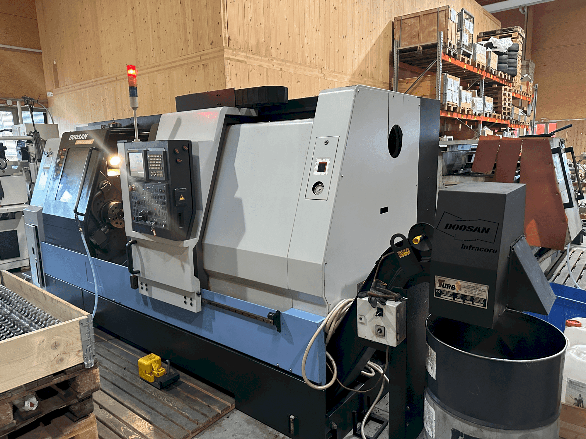 Frontansicht der DOOSAN Puma 2500XLY Maschine