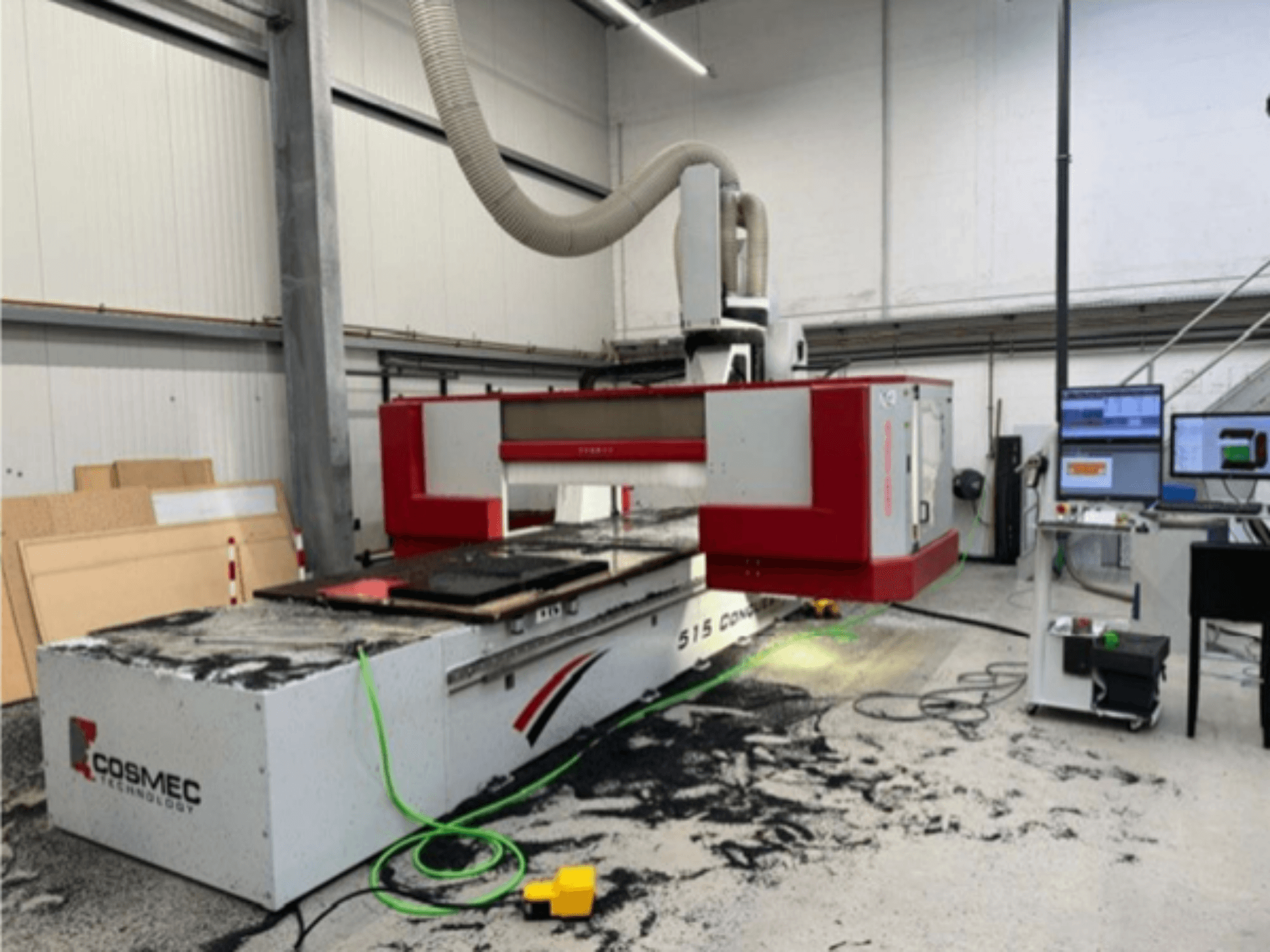 Cosmec 515 CNC-Maschine in der Werkstatt mit einem Computerterminal, mit Frontansicht und Staub auf der Oberfläche.