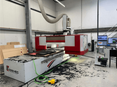 Cosmec 515 CNC-Maschine in der Werkstatt mit einem Computerterminal, mit Frontansicht und Staub auf der Oberfläche.