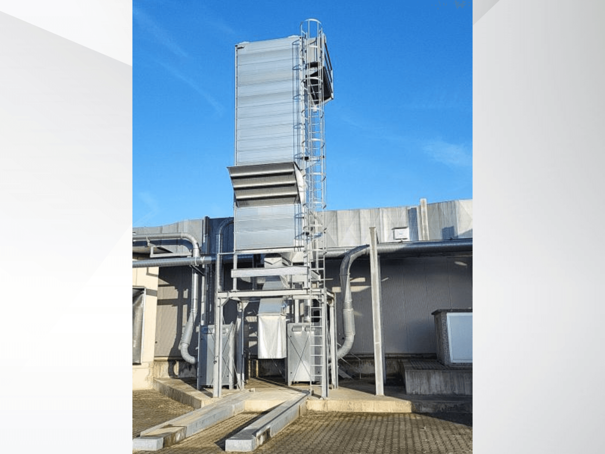 SCHUKO Solo-160-2323/30/182/BD Holzbearbeitungsmaschine von vorne gesehen, mit Metallstruktur und Aufstiegsleiter.