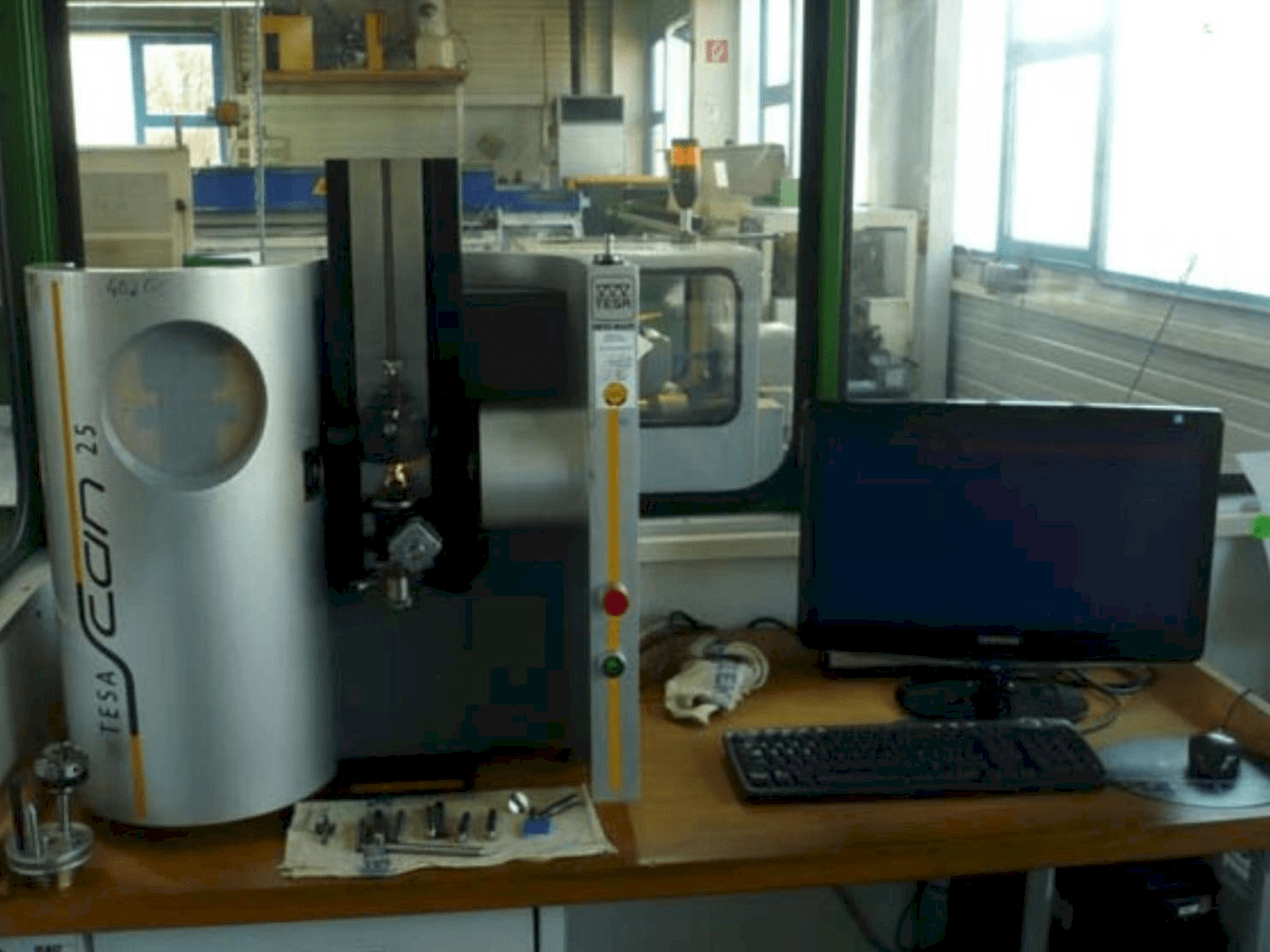 Frontansicht der TESA Scan 25 Maschine