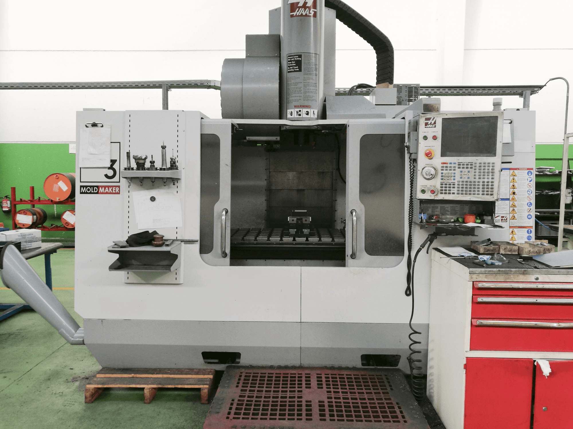 Frontansicht der HAAS VM-3HE Maschine