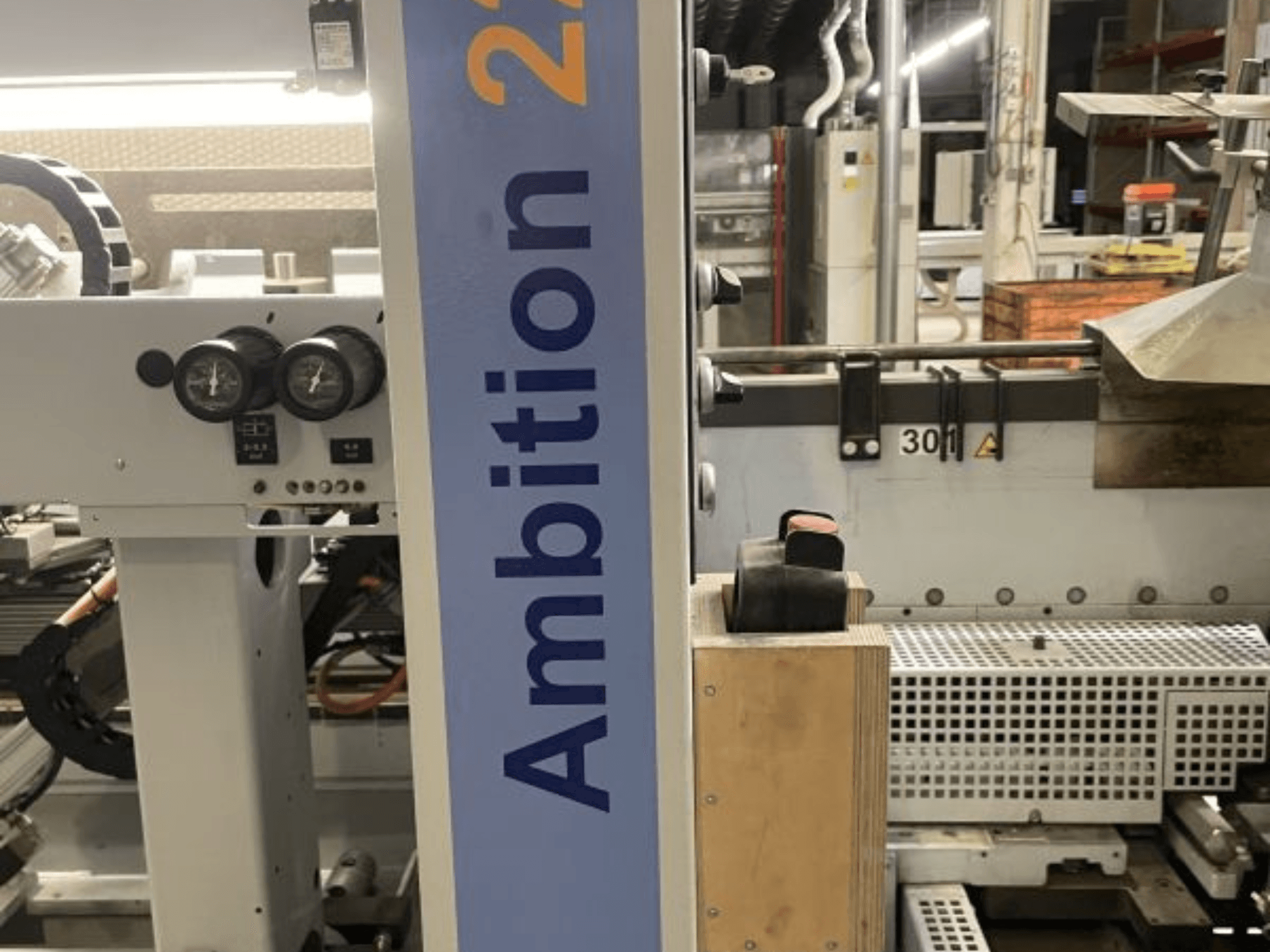 Vorderansicht der HOMAG KAL 210 Ambition 2264 Kantenanleimmaschine, mit Drehreglern, Bedienelementen und der gebrandeten Seitenwand.