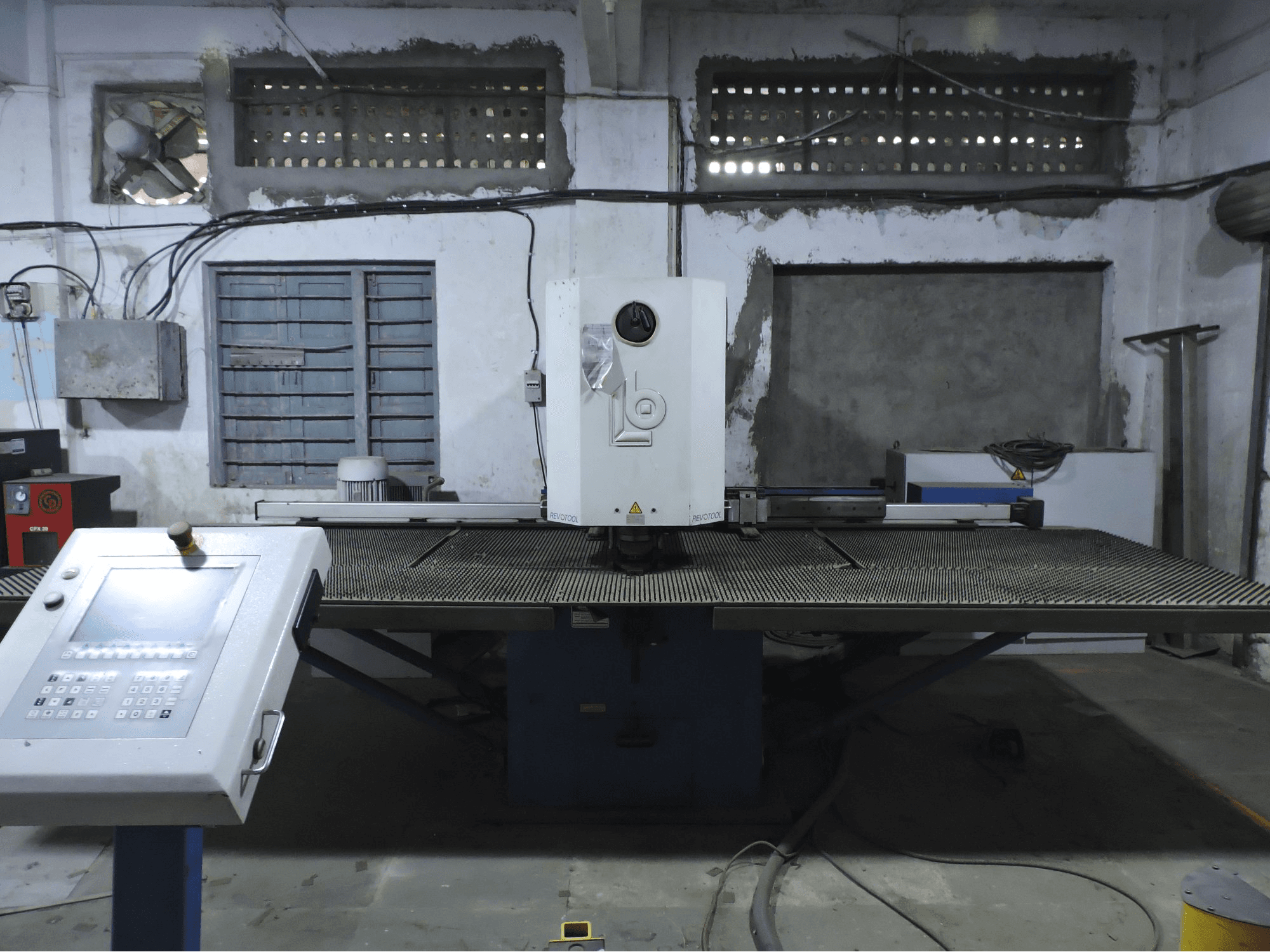 Frontansicht der Boschert Compact 750 CNC / Z Maschine
