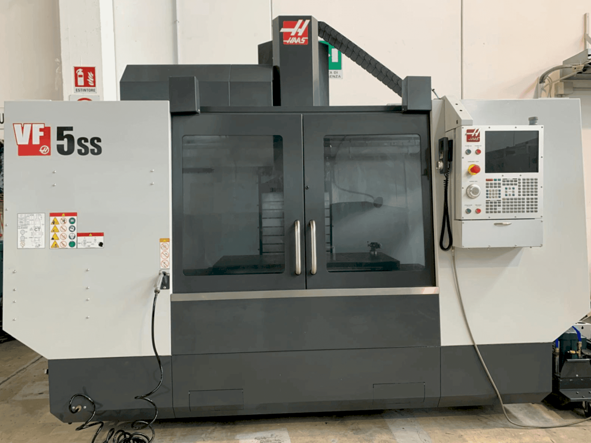 Frontansicht der HAAS VF5SS Maschine