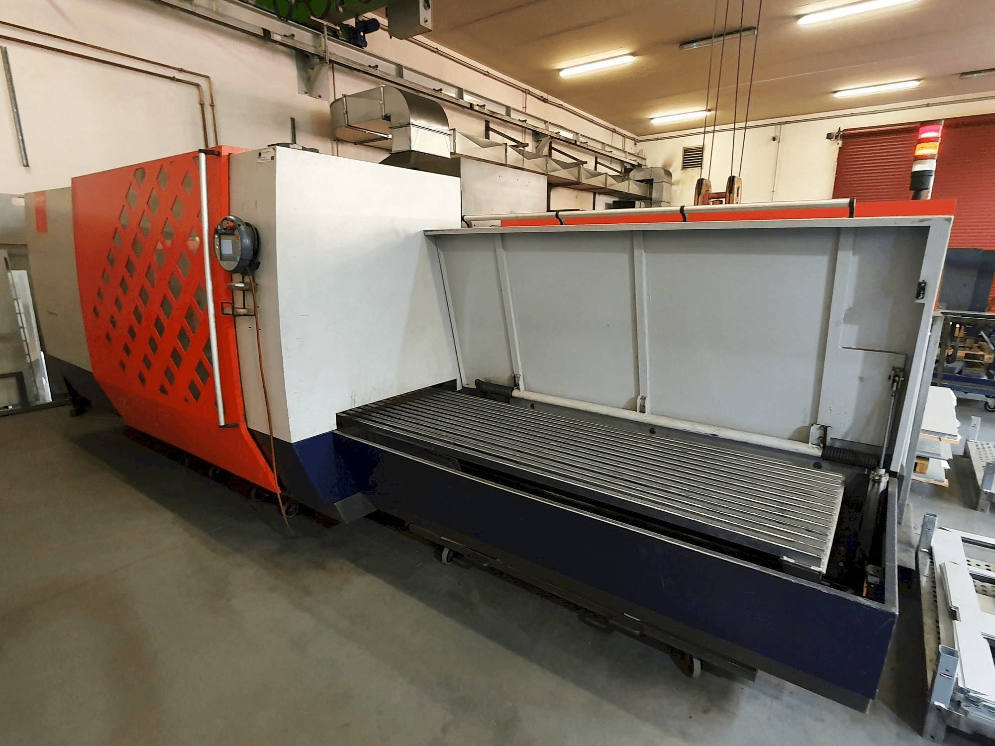 Frontansicht der Bystronic ByVention 3015 Maschine