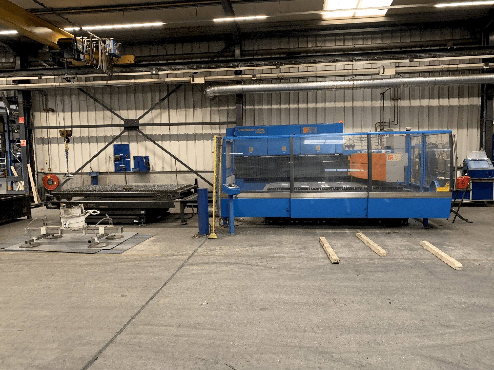 Frontansicht der Prima Power Platino 1530 4,0 kW C02 Maschine