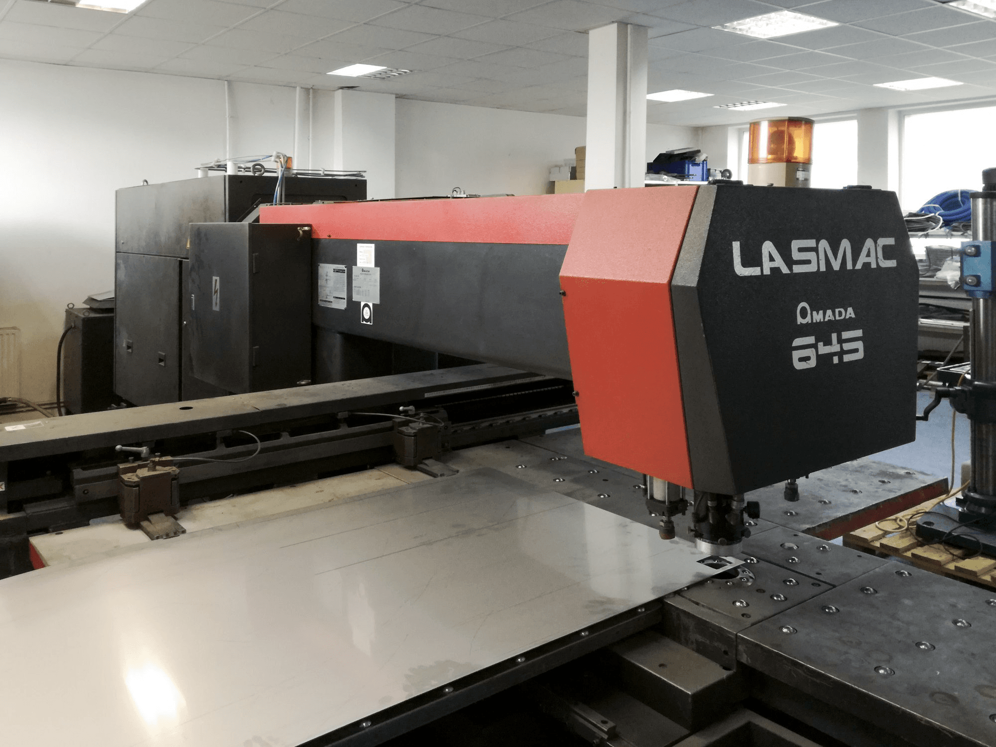 Linke Ansicht der AMADA LCE 645 Maschine