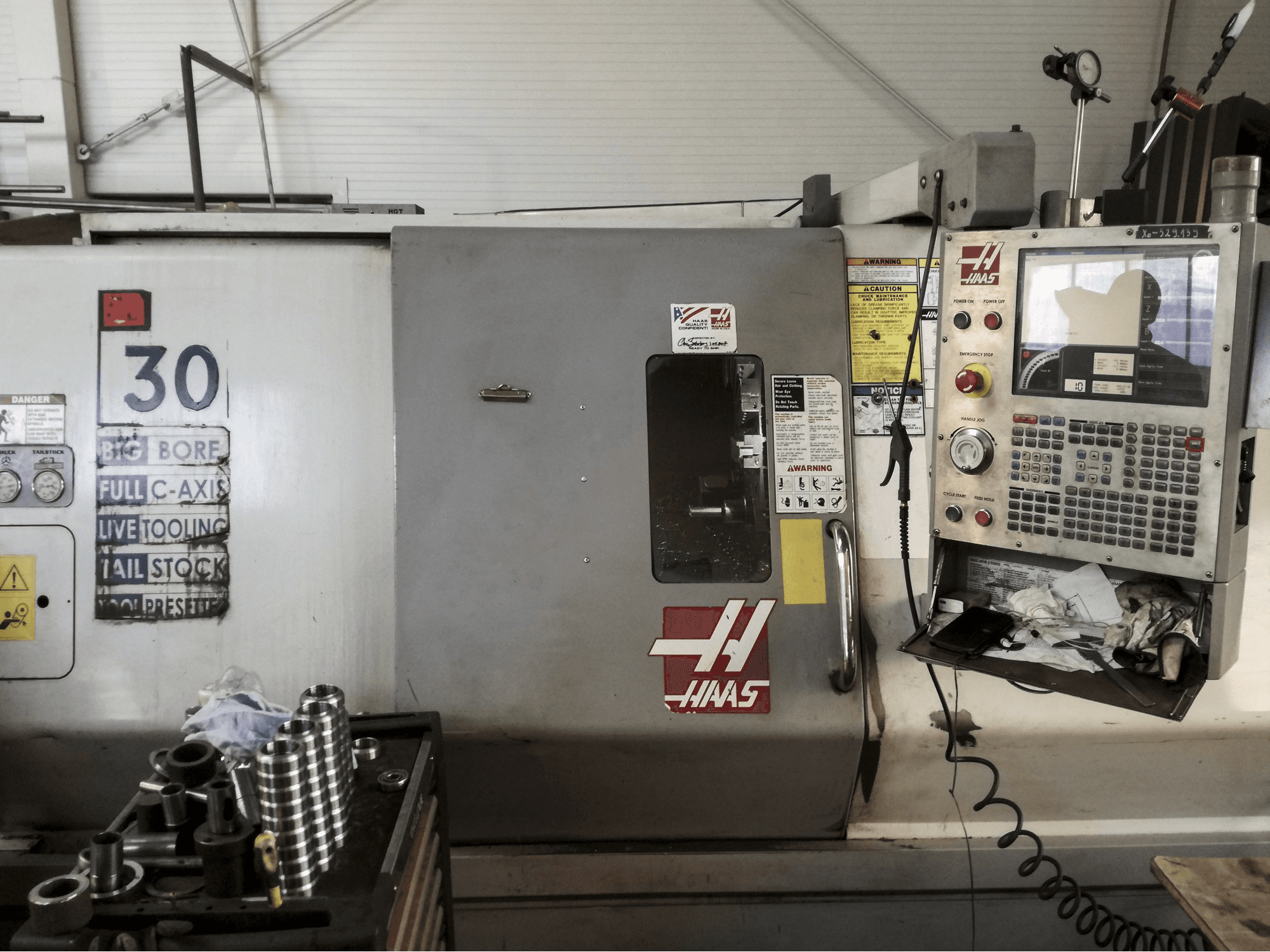 Vorderansicht der HAAS SL-30TBHE Maschine
