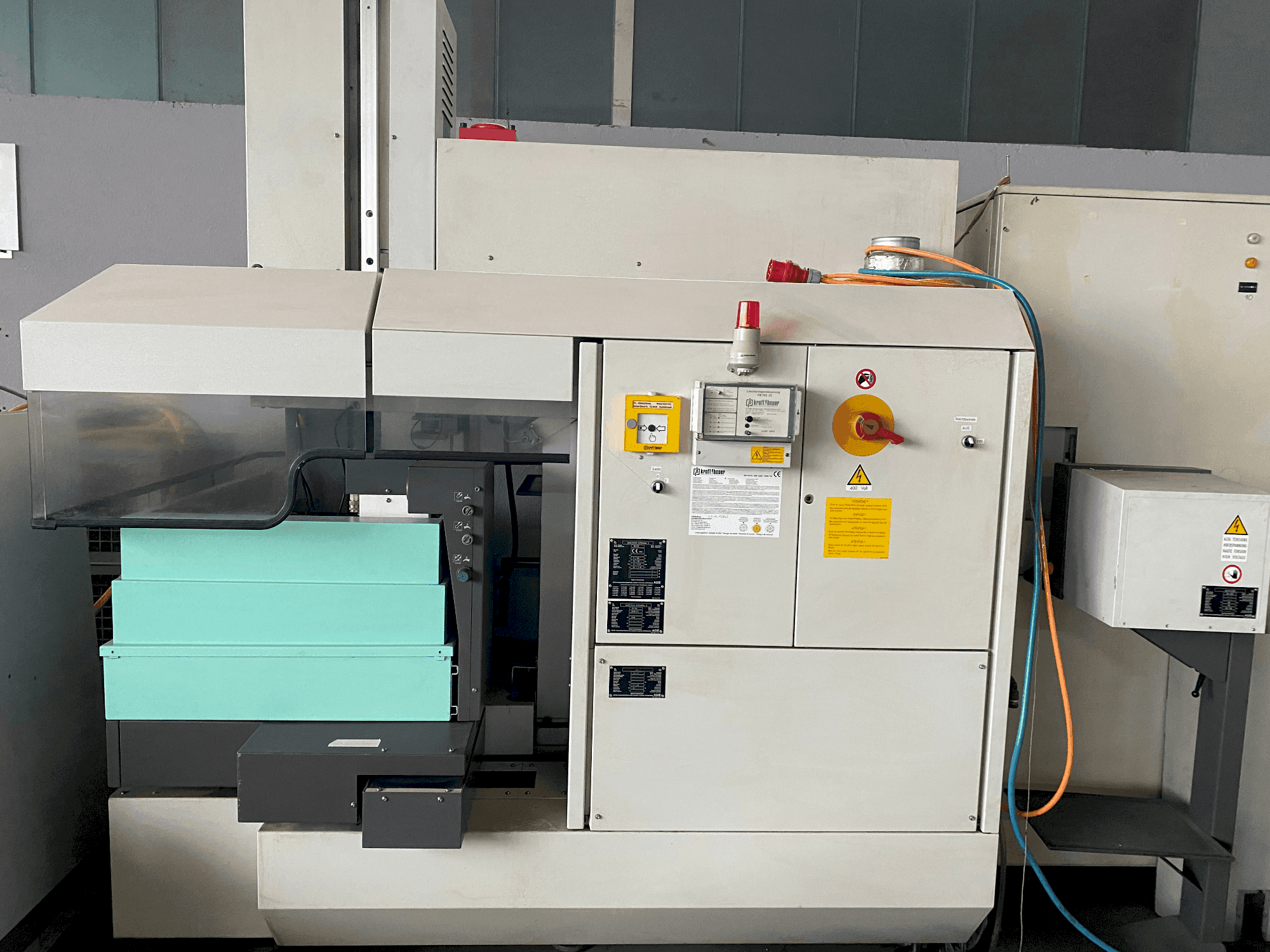 Frontansicht der AGIE Agietron Integral 2 Maschine