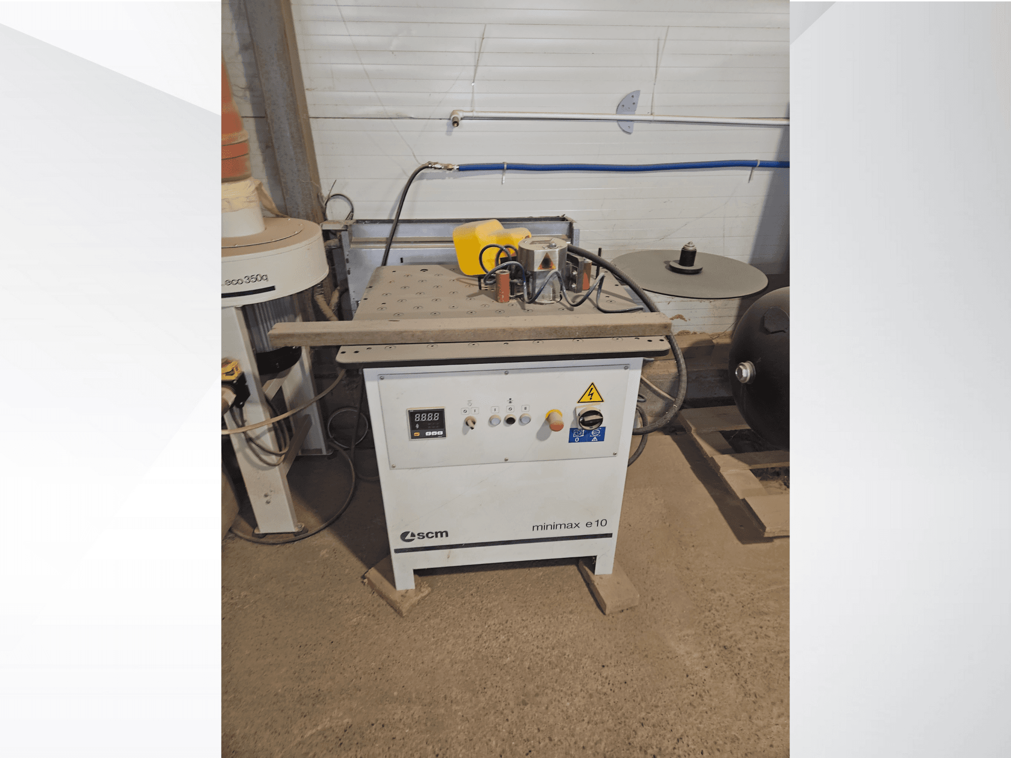 SCM Minimax E10 Holzbearbeitungsmaschine, Vorderansicht, mit Bedienfeld, Staubanschluss und verstellbarer Arbeitsfläche.