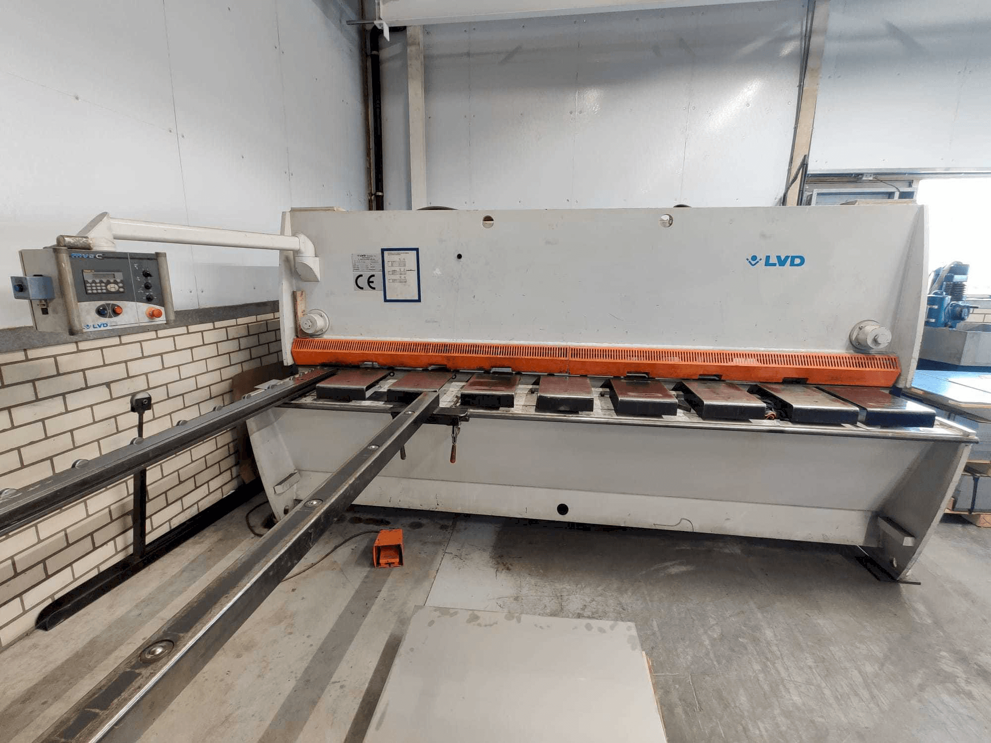 Frontansicht der LVD MVSC 06/31 Maschine