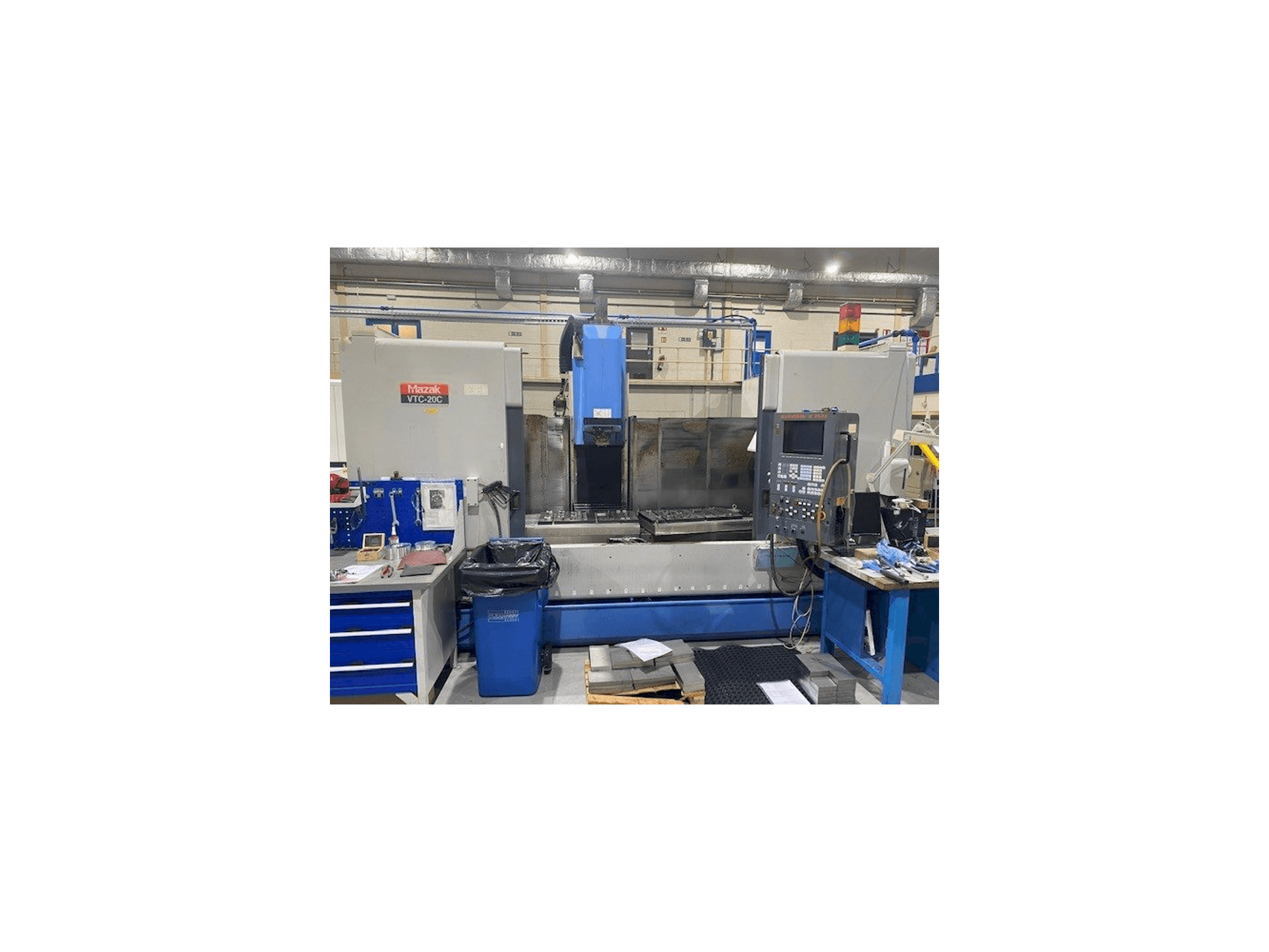 Frontansicht der Mazak VTC-20C Maschine