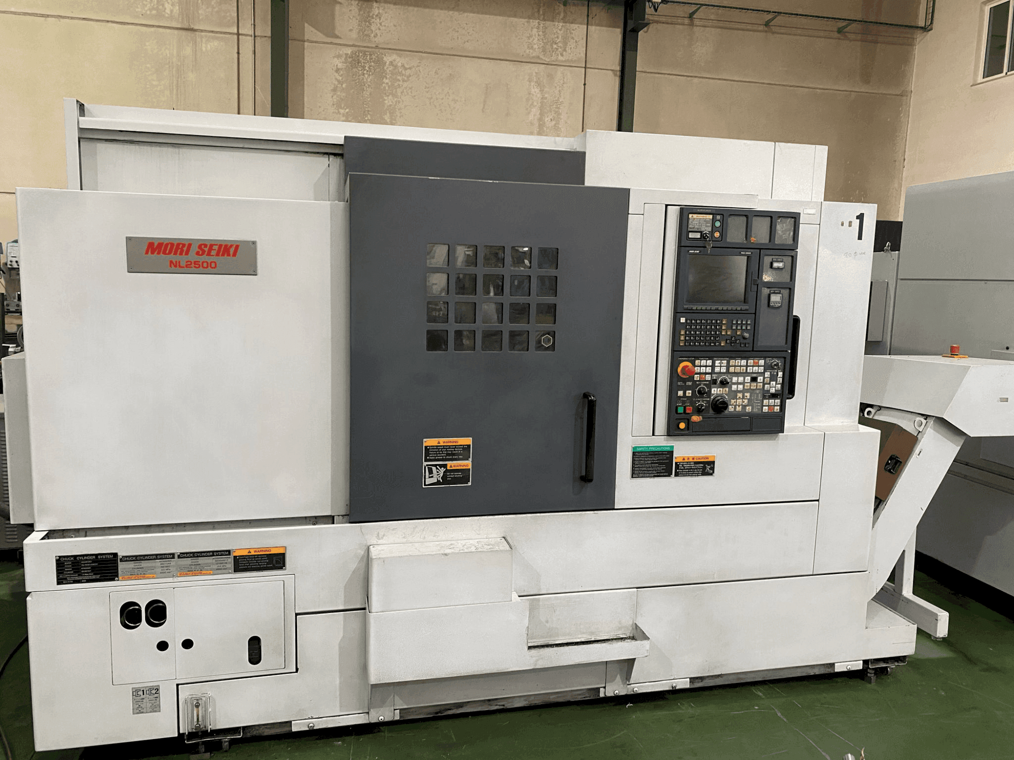 Frontansicht der MORI SEIKI NL 2500 SY (2007) Maschine