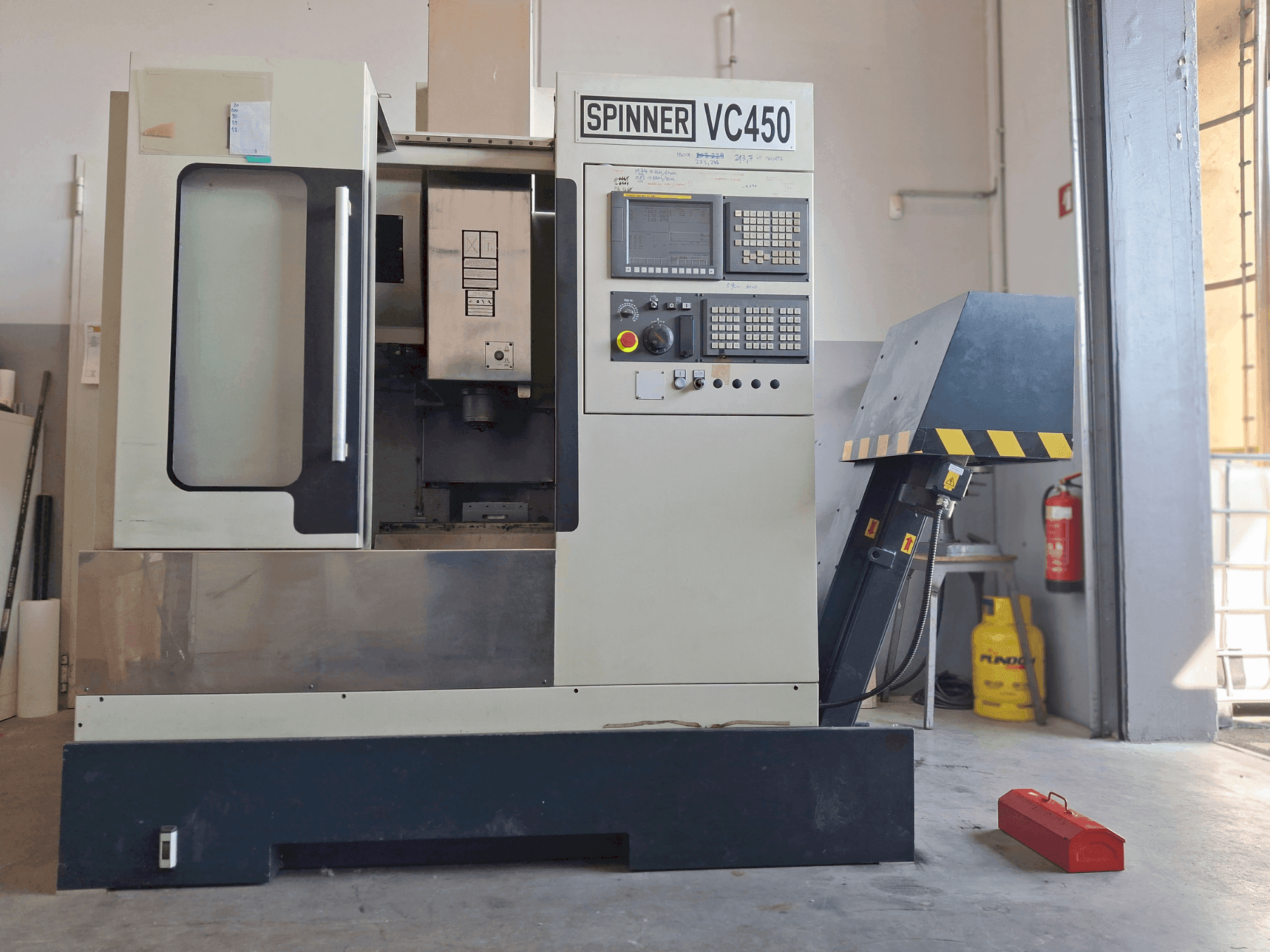 Frontansicht der SPINNER VC 450 Maschine