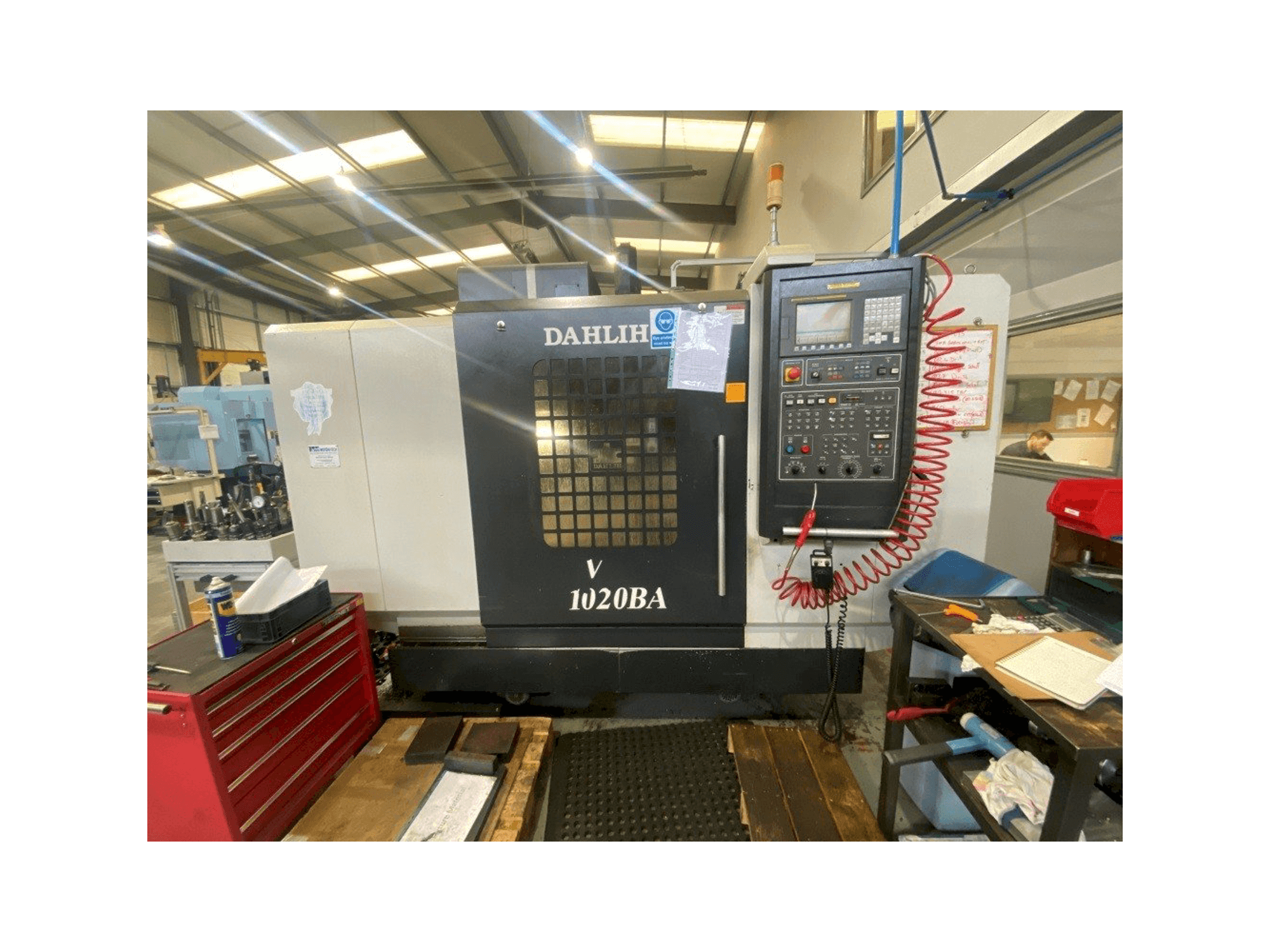 Frontansicht der DAH LIH MCV 1020 BA Maschine